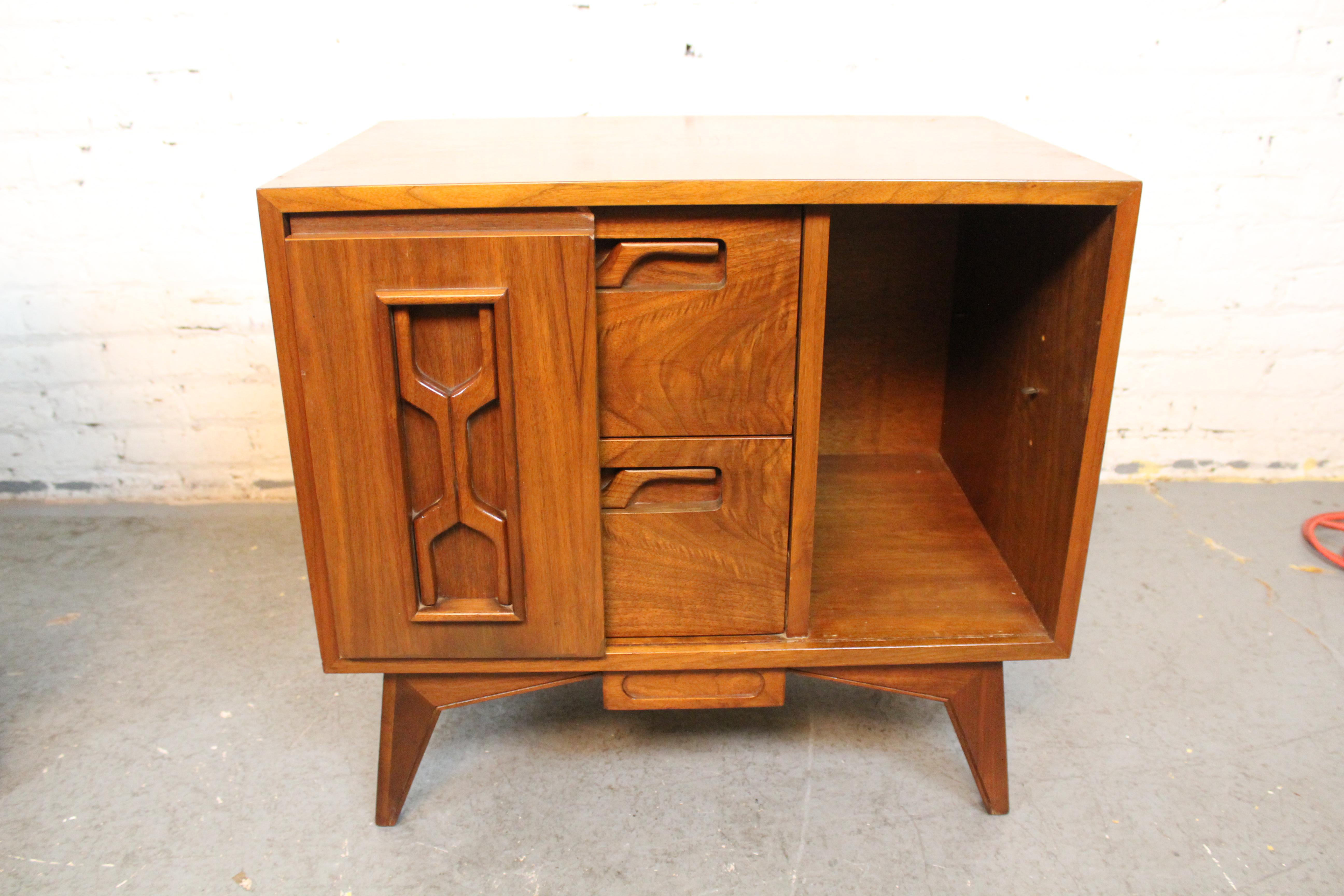 Mid-Century Sculptural American Walnut Nightstands For Sale 2