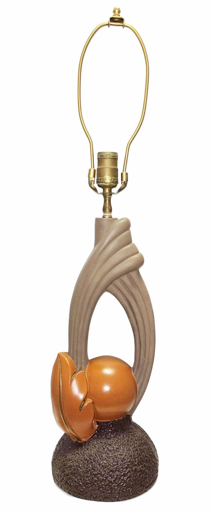 Paire de lampes sculpturales en poterie d'art du milieu du siècle, présentant une forme organique, presque Art Nouveau, d'inspiration florale avec une touche moderniste du milieu du siècle.

-Paire

Vers 1950, non signé.