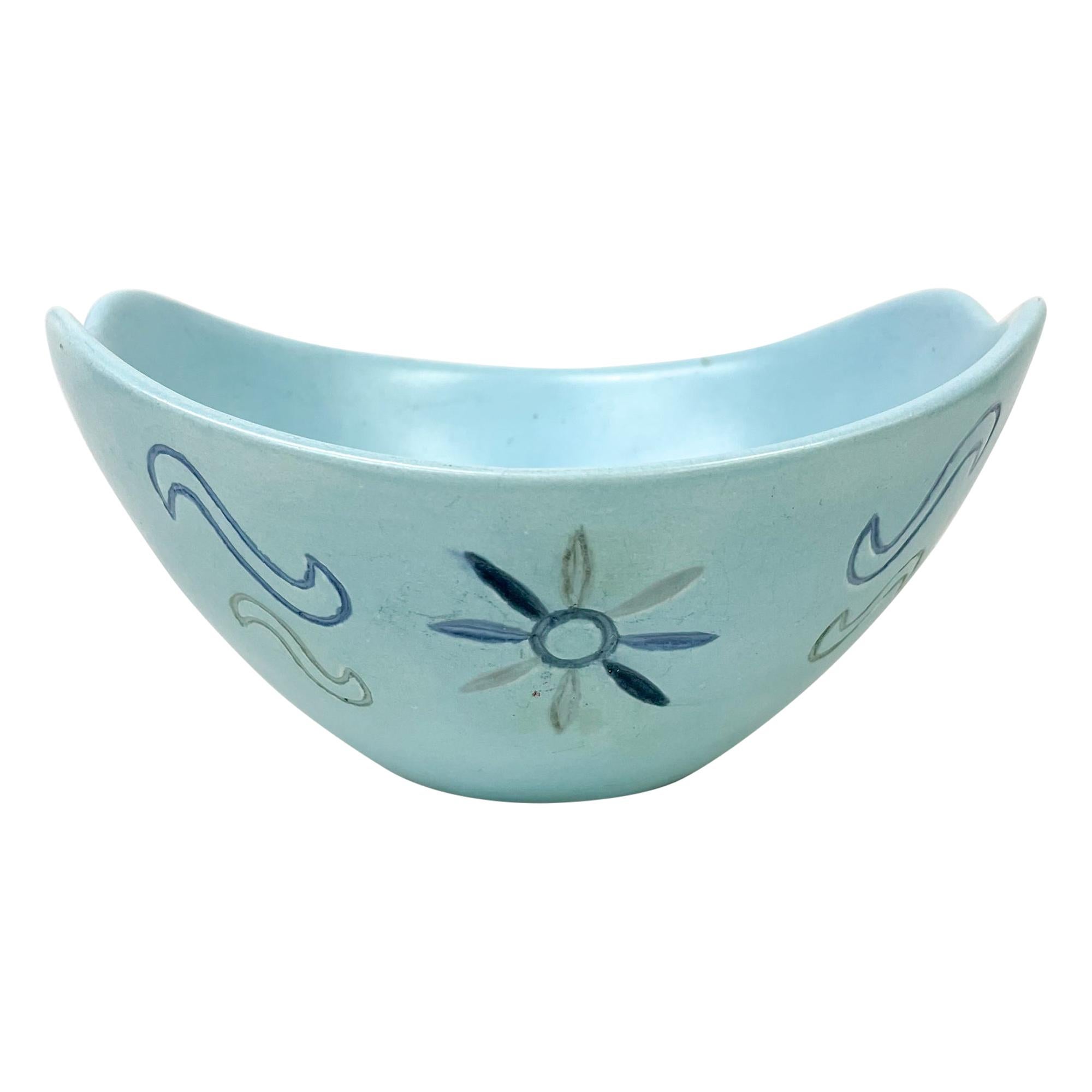 AMBIANIC presents
Vintage pottery bowl with sculptural shape in baby blue.
Hand decorated with different shades of blue.
Signed underneath Bea Grant 1965. Made in the USA.
Good vintage unrestored condition.
3.5 H 7 W x 6.5D.
Refer to images.