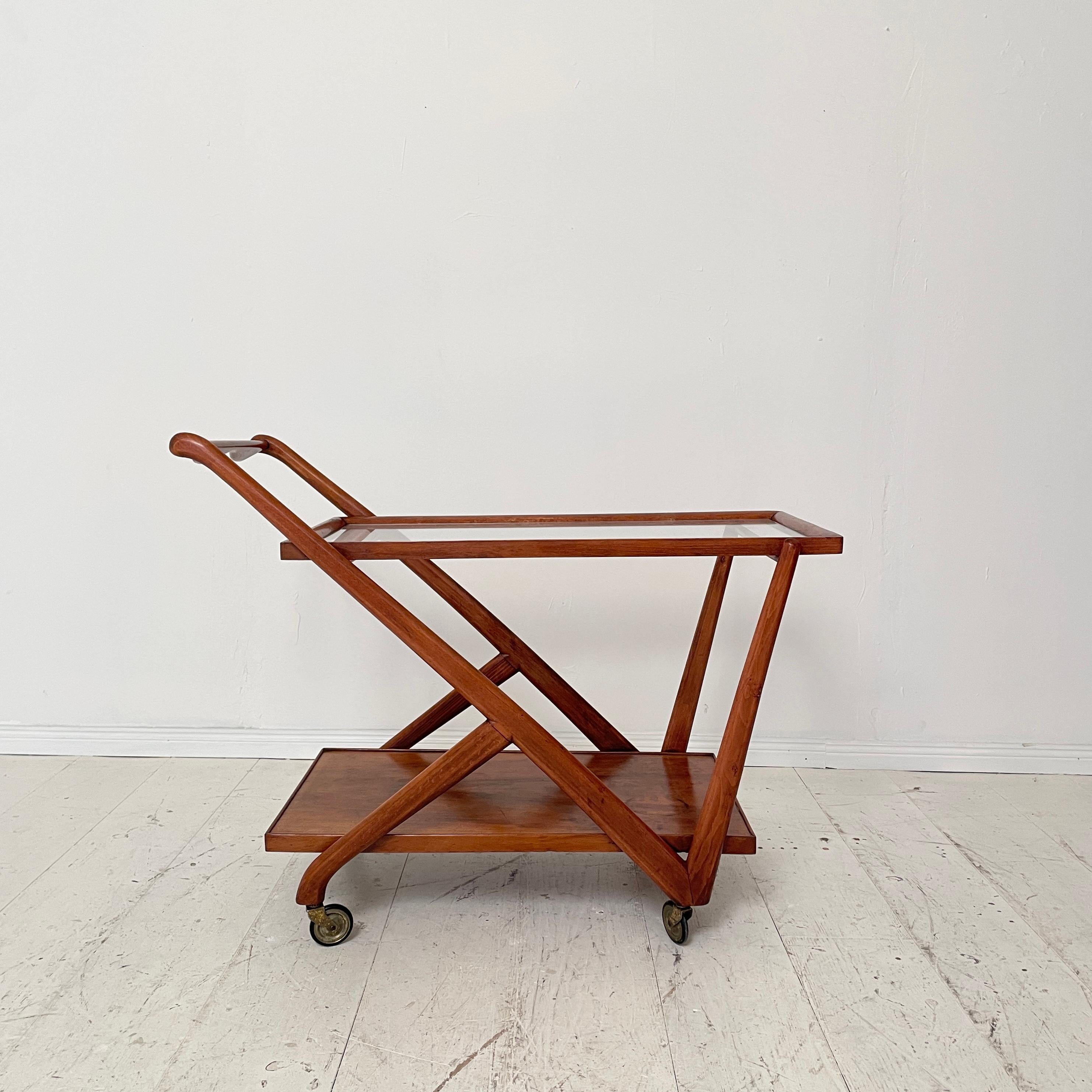 This beautiful mid-century sculptural bar cart by Cesare Lacca in light brown walnut was made in the 1950s.
The cart is in great vintage condition. The two glass plates has been replaced.
A unique piece which is a great eye-catcher for your