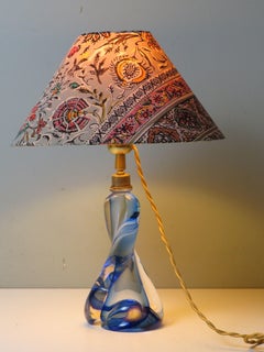 Lampada da tavolo scultorea di metà secolo in cristallo blu attribuita a Val Saint Lambert