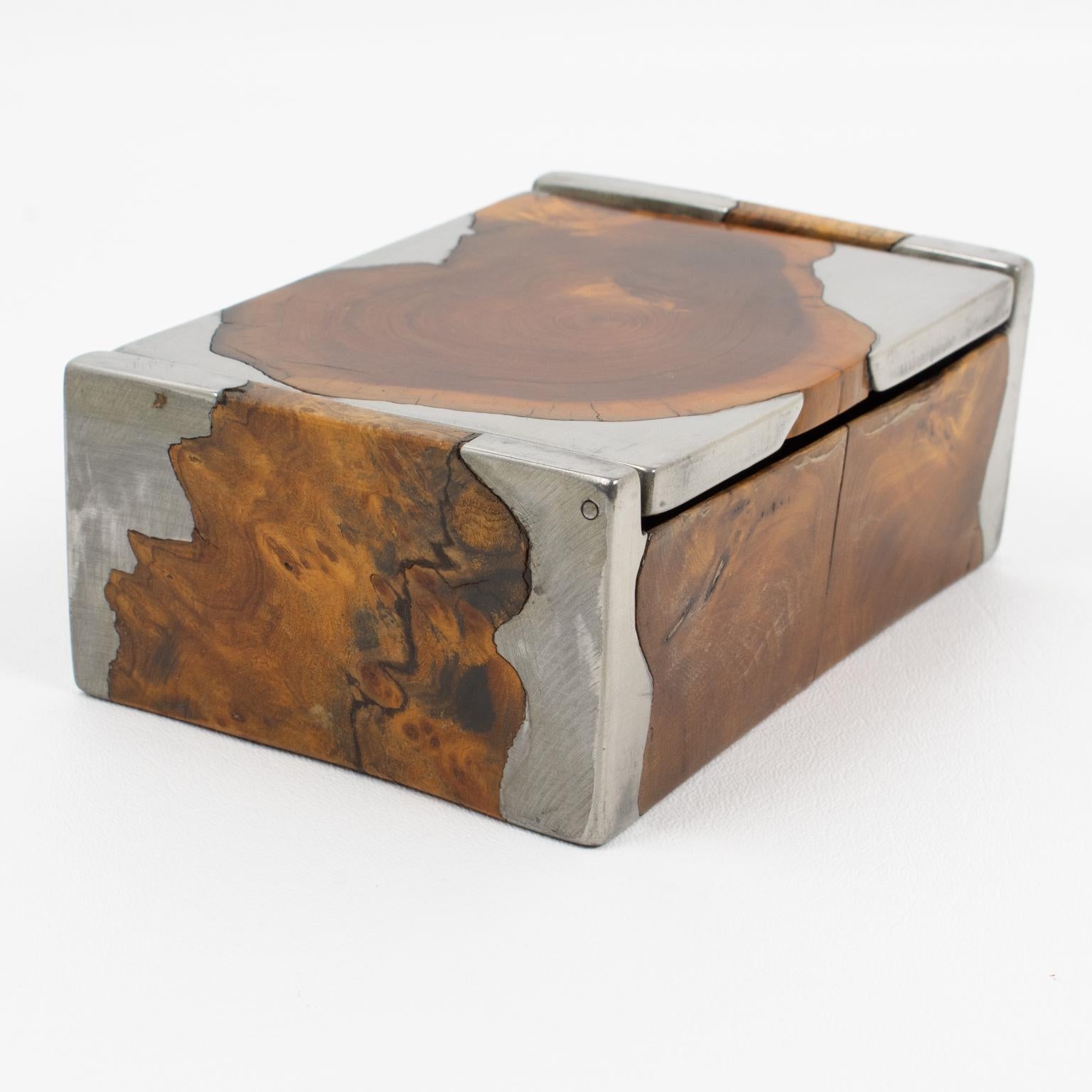 Skulpturale brutalistische Mid-Century-Schachtel aus Zinn und Wurzelholz, 1960er Jahre (Metall) im Angebot