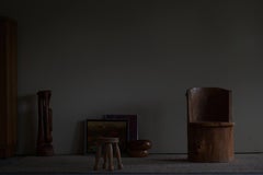 Skulpturaler brutalistischer schwedischer Stumpfstuhl aus massiver Kiefer aus der Jahrhundertmitte