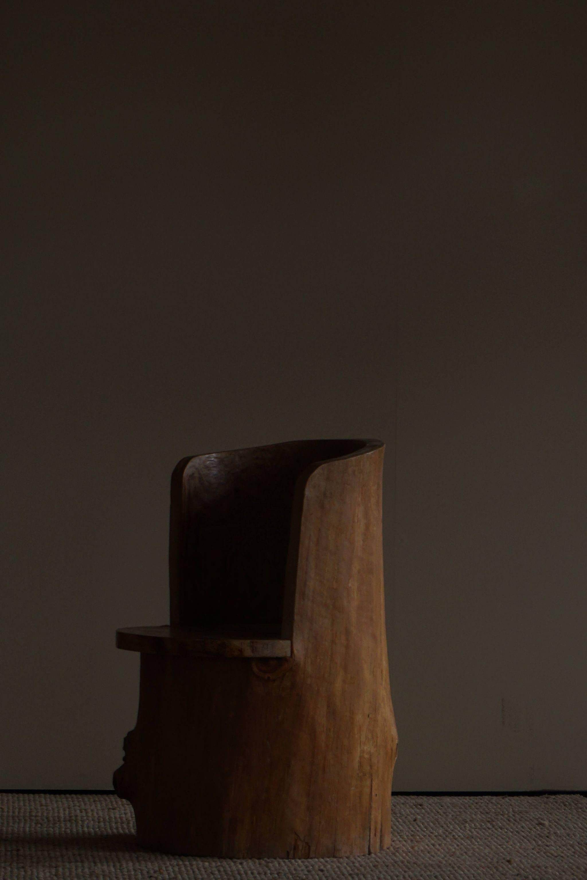 Skulpturaler brutalistischer schwedischer Stumpfstuhl aus massiver Kiefer aus der Jahrhundertmitte  (Moderne der Mitte des Jahrhunderts) im Angebot