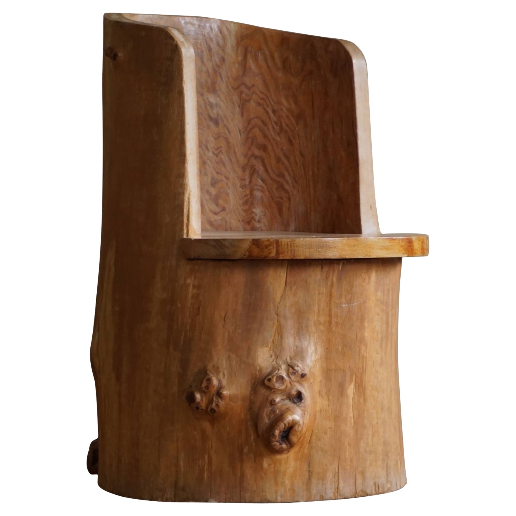 Sedia scultorea brutalista di metà secolo in legno massiccio di pino