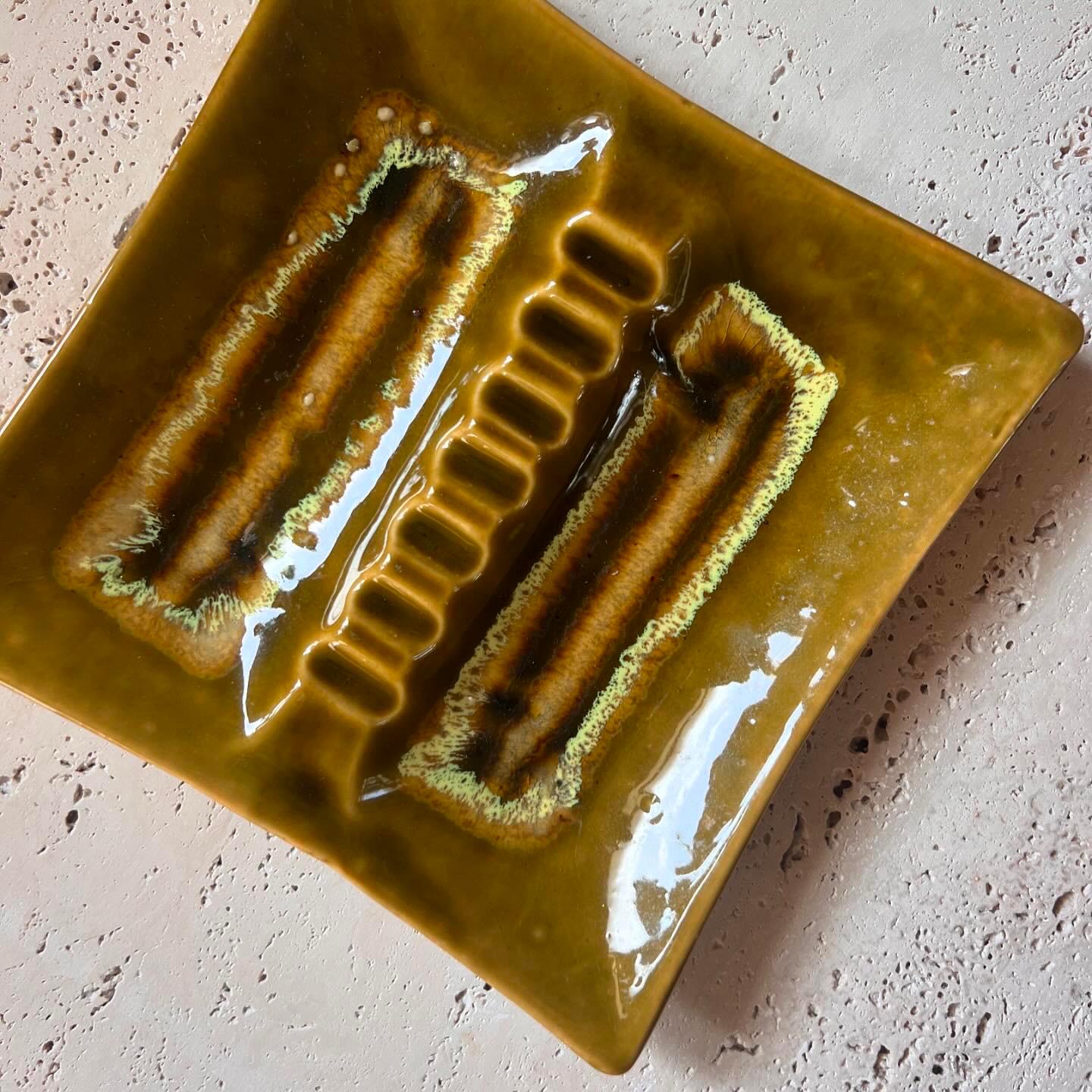 American Mid century Sculptural Ceramic ashtray in mustard and chartreuse, circa 1960 For Sale