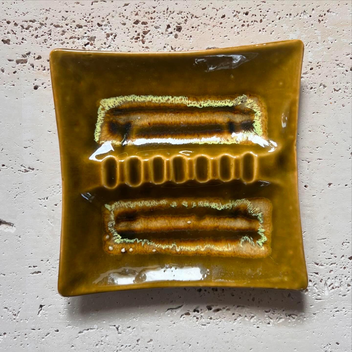 Mid century Sculptural Ceramic ashtray in mustard and chartreuse, circa 1960 For Sale 1