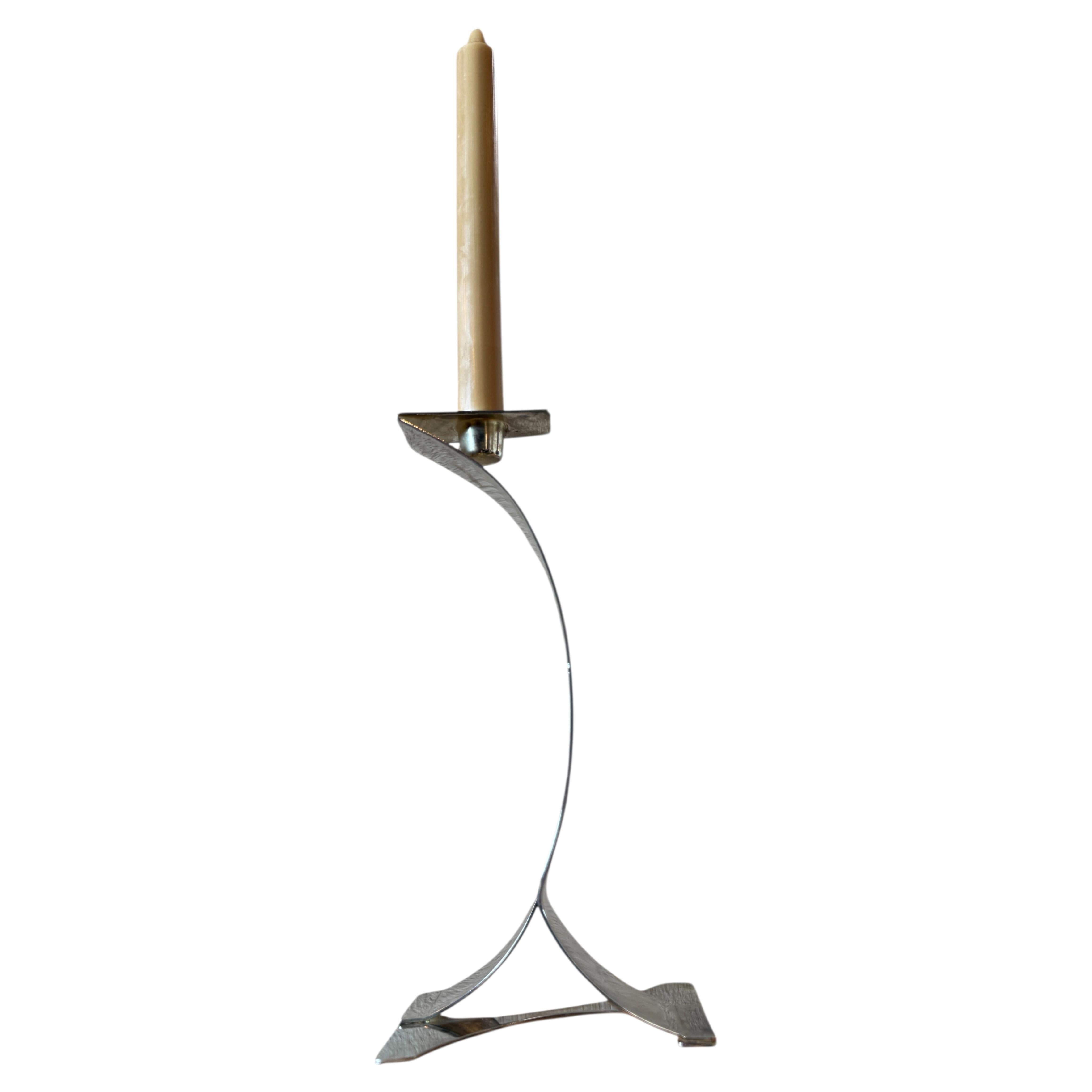 Candeliere scultoreo in cromo di metà secolo con stelo curvo e base architettonica
