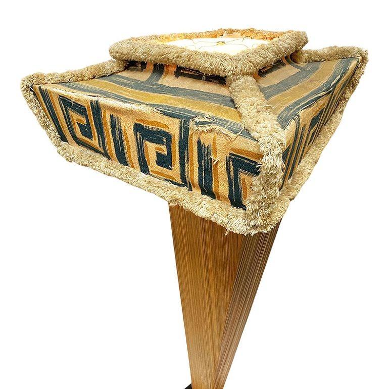 Ce lampadaire angulaire en bois peigné a été conçu dans le style de Paul Frankl, célèbre pour ses meubles iconiques en bois peigné conçus au milieu du siècle dernier. La lampe a une base en laque noire brillante et est accompagnée d'un abat-jour en