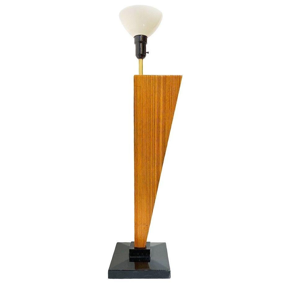 Bois de feuillus Lampadaire sculptural angulaire postmoderne dans le style de Paul Frankl en vente