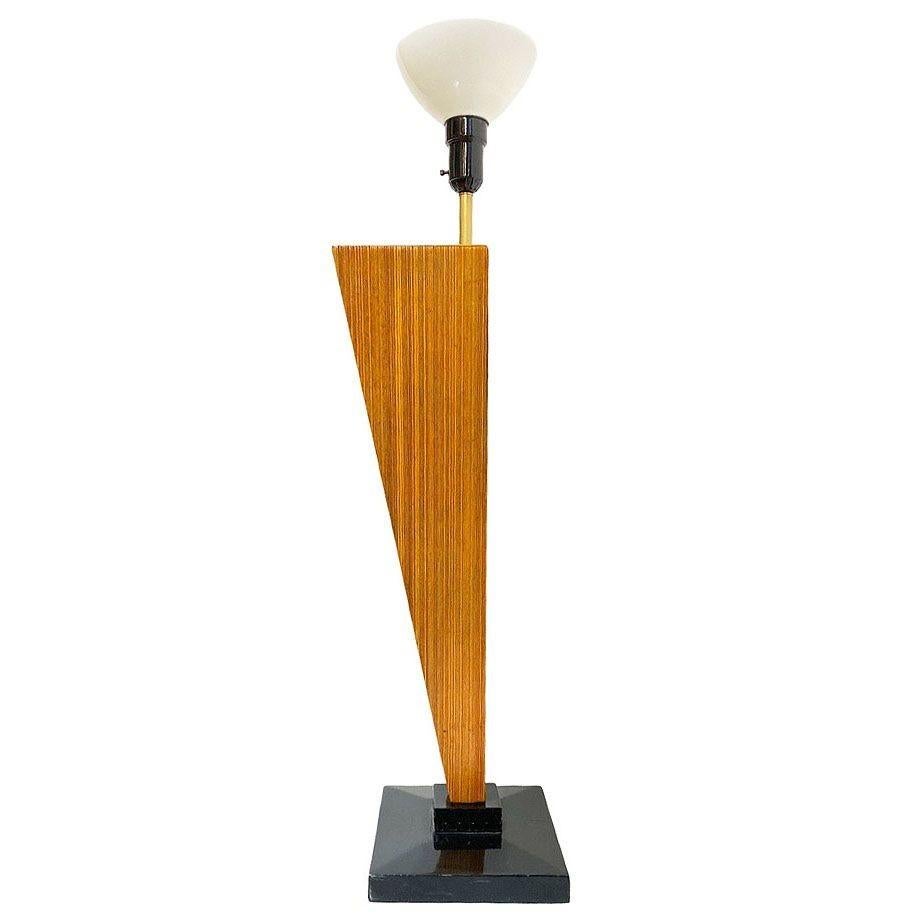 Lampadaire sculptural angulaire postmoderne dans le style de Paul Frankl en vente 1