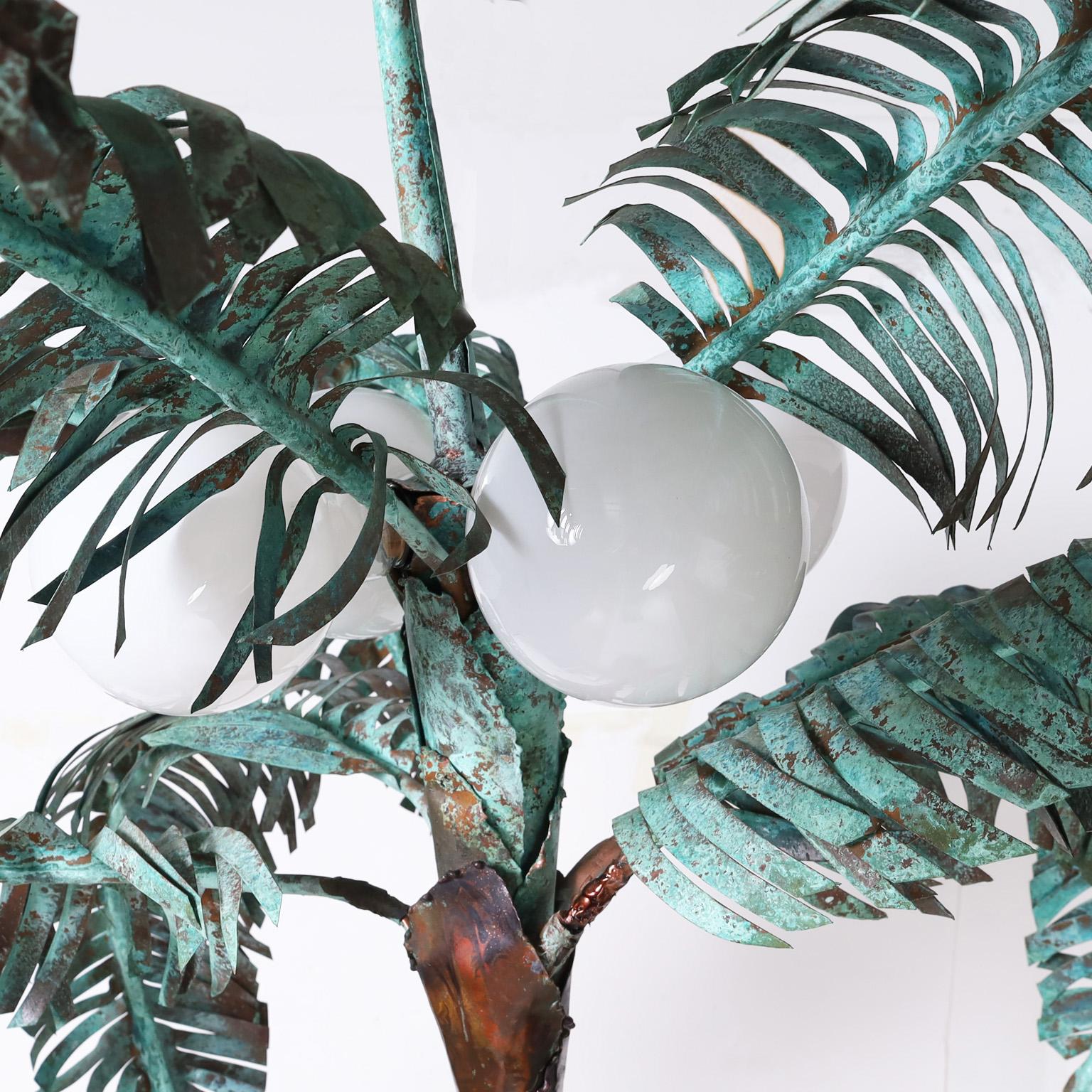 Lampada da terra scultorea in rame a forma di palma di metà secolo in vendita 2