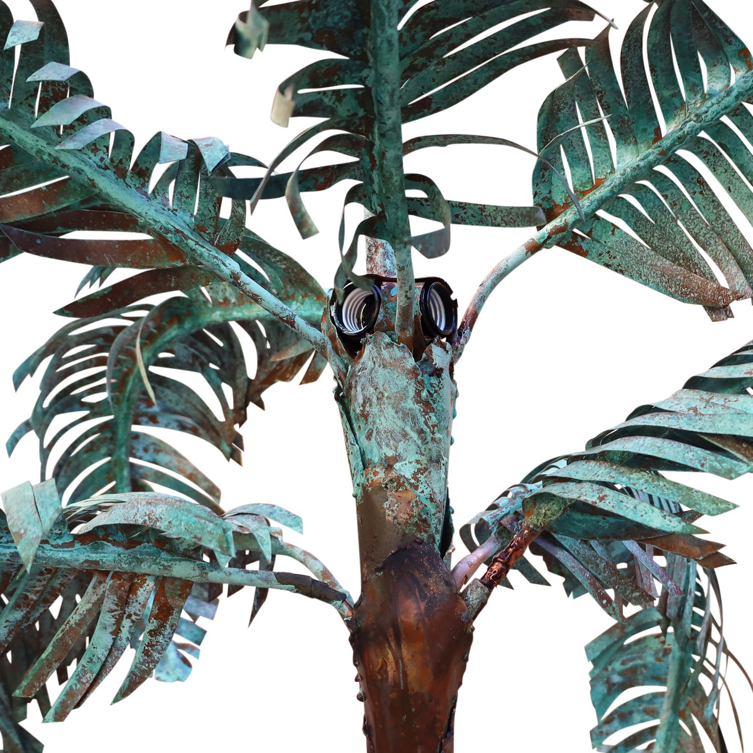 italien Lampadaire palmier en cuivre sculptural du milieu du siècle dernier en vente