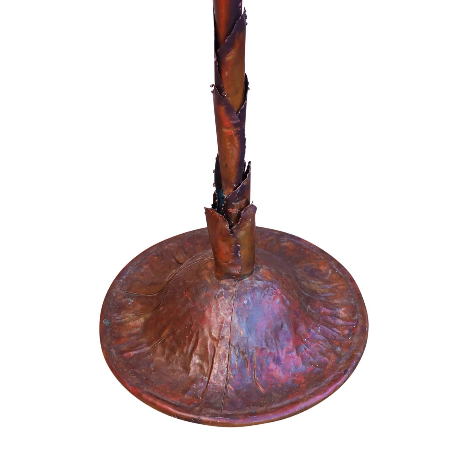 20ième siècle Lampadaire palmier en cuivre sculptural du milieu du siècle dernier en vente