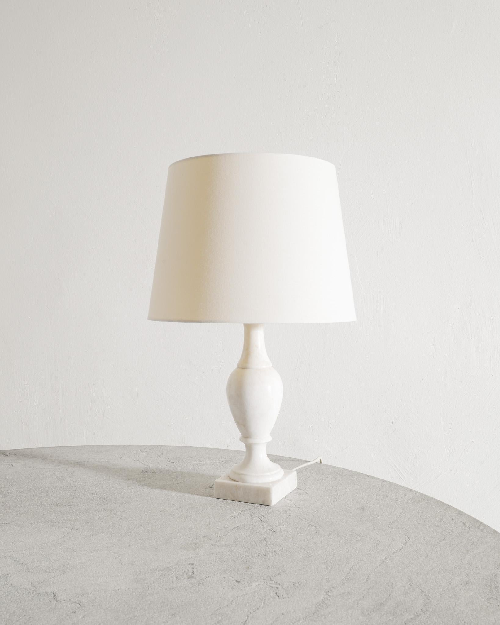 Seltene dekorative Tischlampe aus weißem massivem Carrara-Marmor aus der Mitte des Jahrhunderts, hergestellt in Schweden in den 1960er Jahren. In gutem Originalzustand. 

Abmessungen (ohne den Schirm): H: 39 cm / 15.35