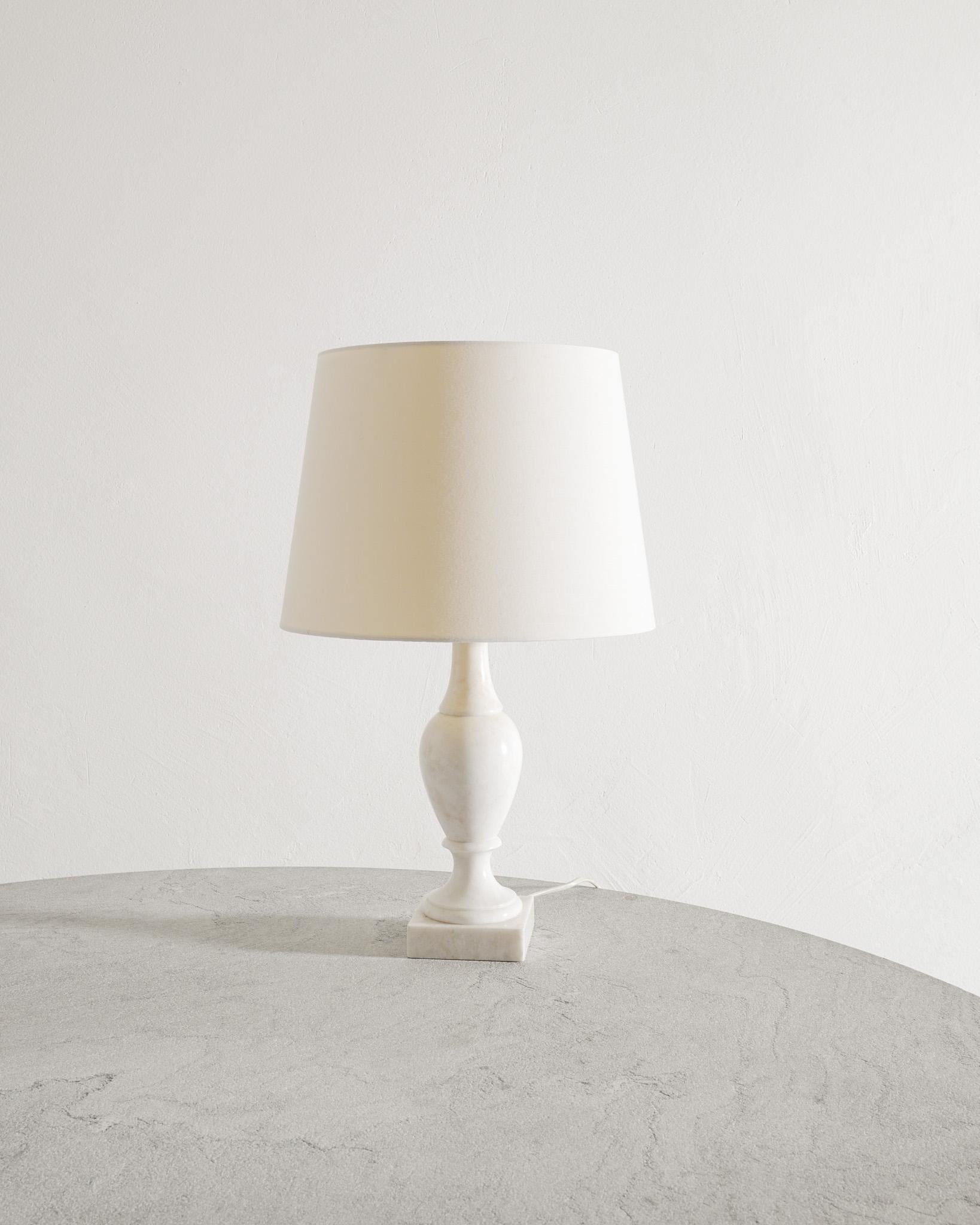Skulpturale Tischleuchte aus massivem weißen Carrara-Marmor, 1960er Jahre (Skandinavische Moderne) im Angebot