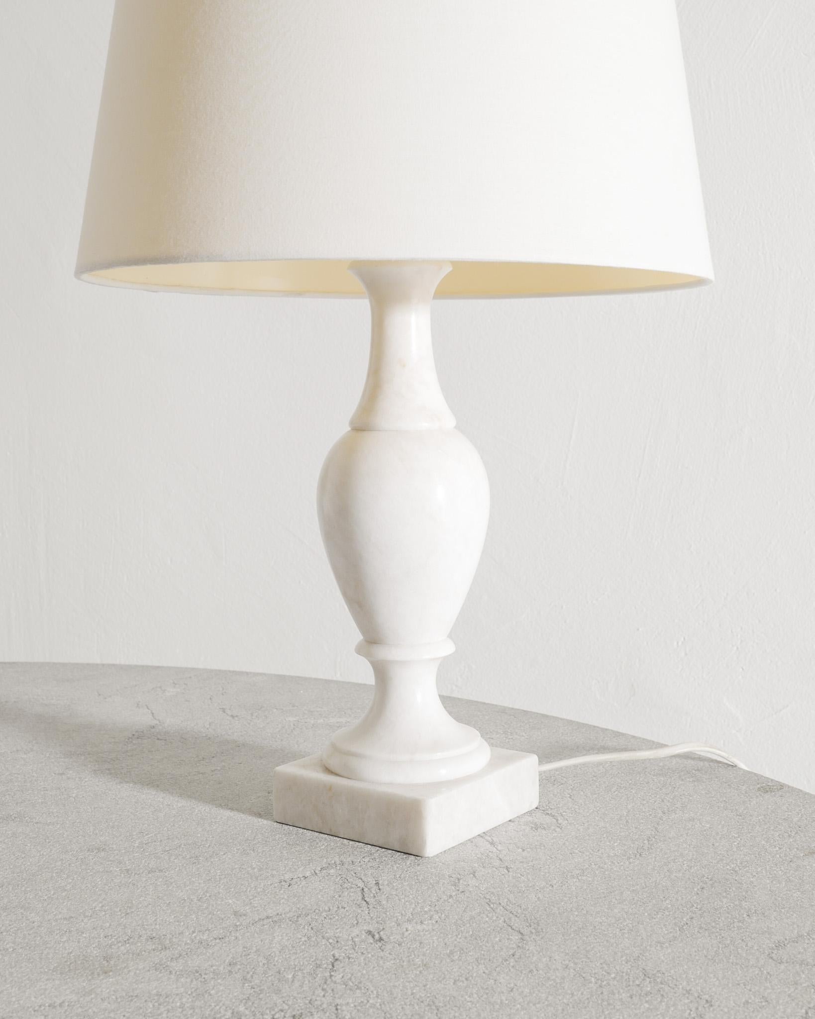 Skulpturale Tischleuchte aus massivem weißen Carrara-Marmor, 1960er Jahre (Schwedisch) im Angebot