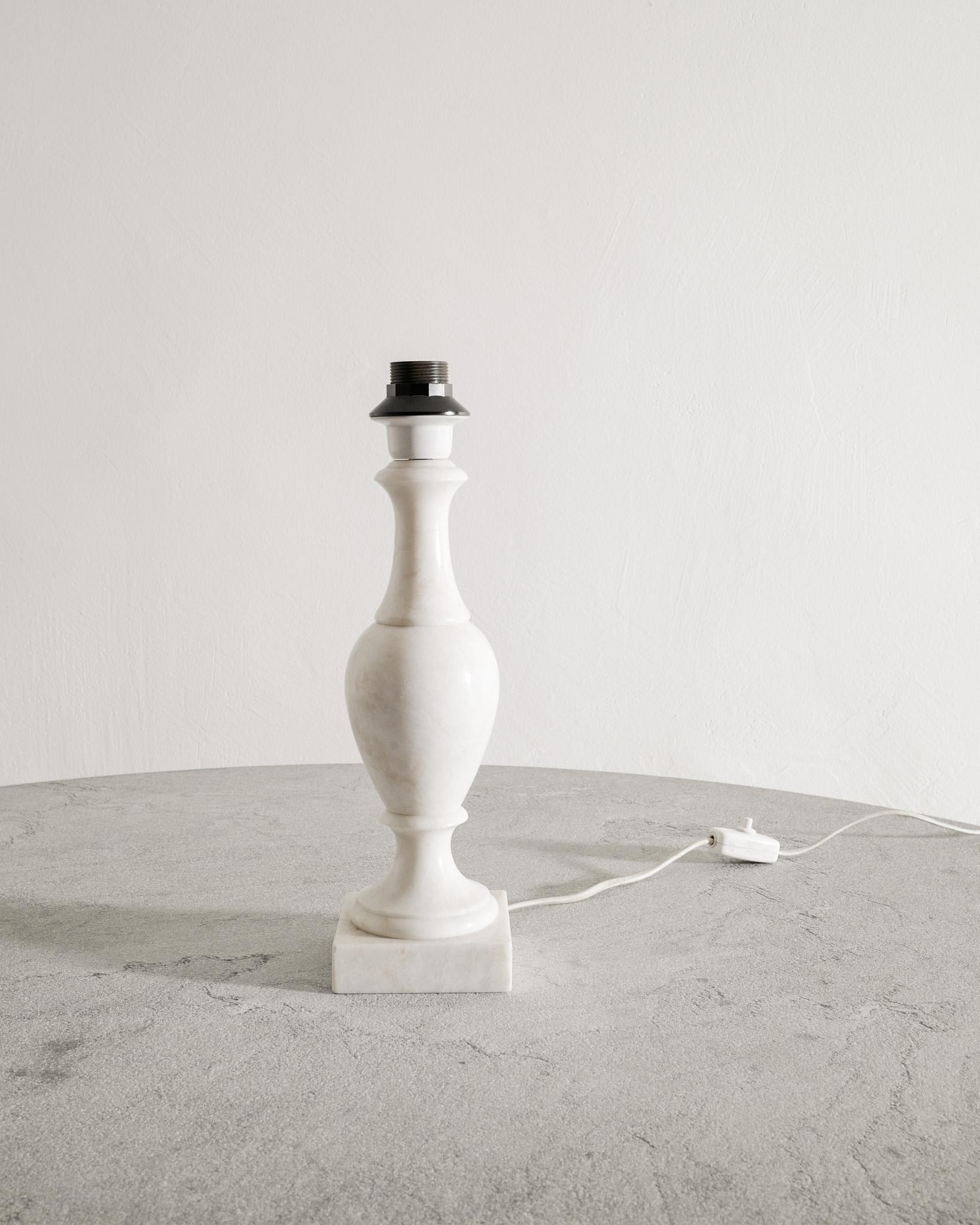 Skulpturale Tischleuchte aus massivem weißen Carrara-Marmor, 1960er Jahre im Zustand „Gut“ im Angebot in Stockholm, SE