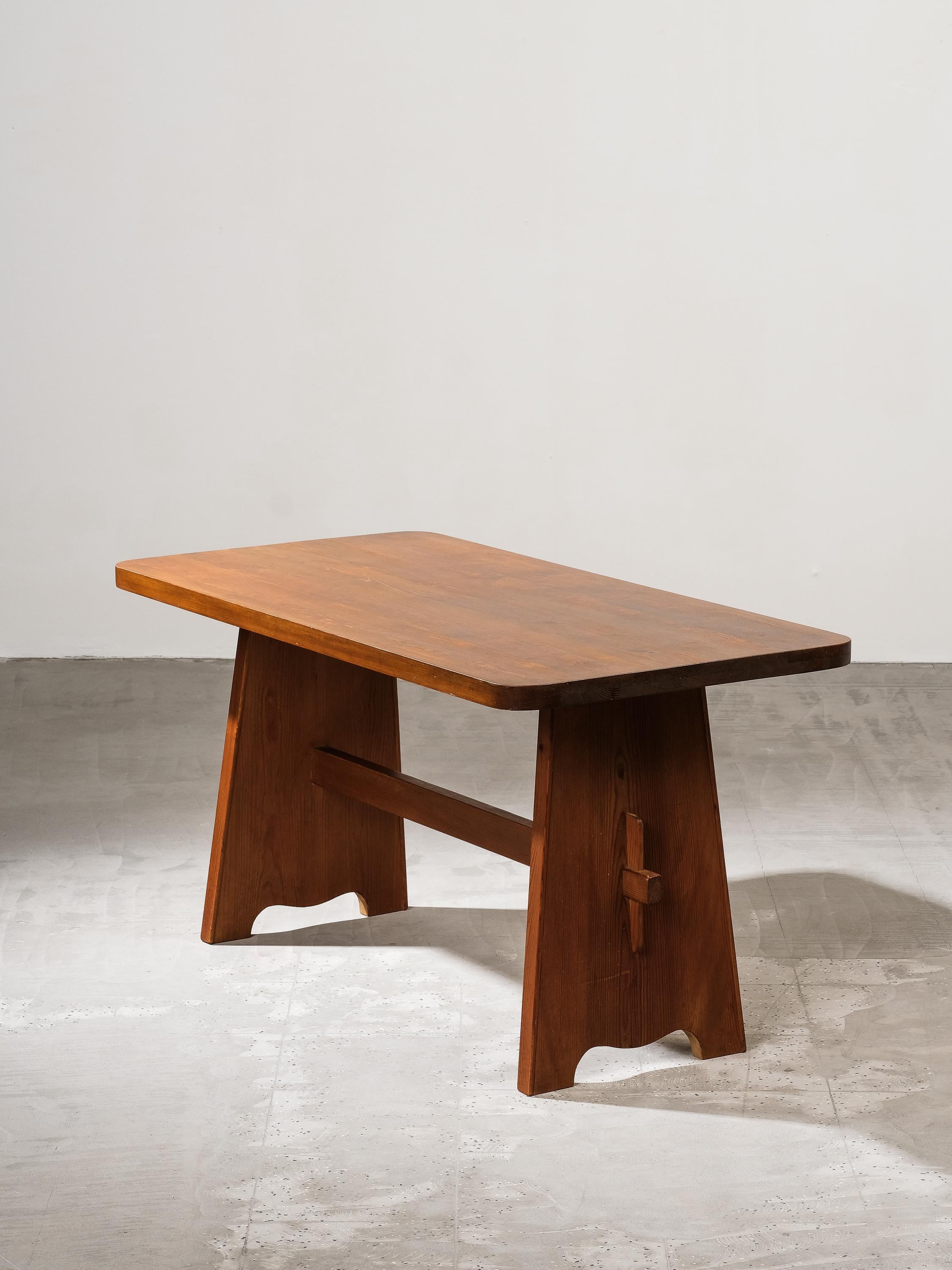 Ensemble de salle à manger sculptural en pin du milieu du siècle par Göran Malmvall, Suède, années 1940 en vente 7