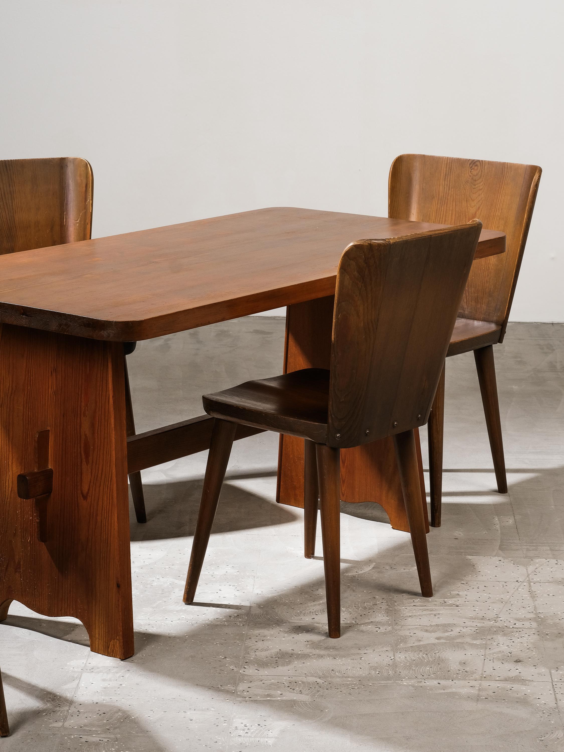 Ensemble de quatre chaises et d'une table de salle à manger Model 510 en pin suédois massif. Les chaises présentent les dossiers courbes thermoformés classiques de Malmvall et les pieds coniques inclinés. En bel état patiné et vintage.

Le bois de