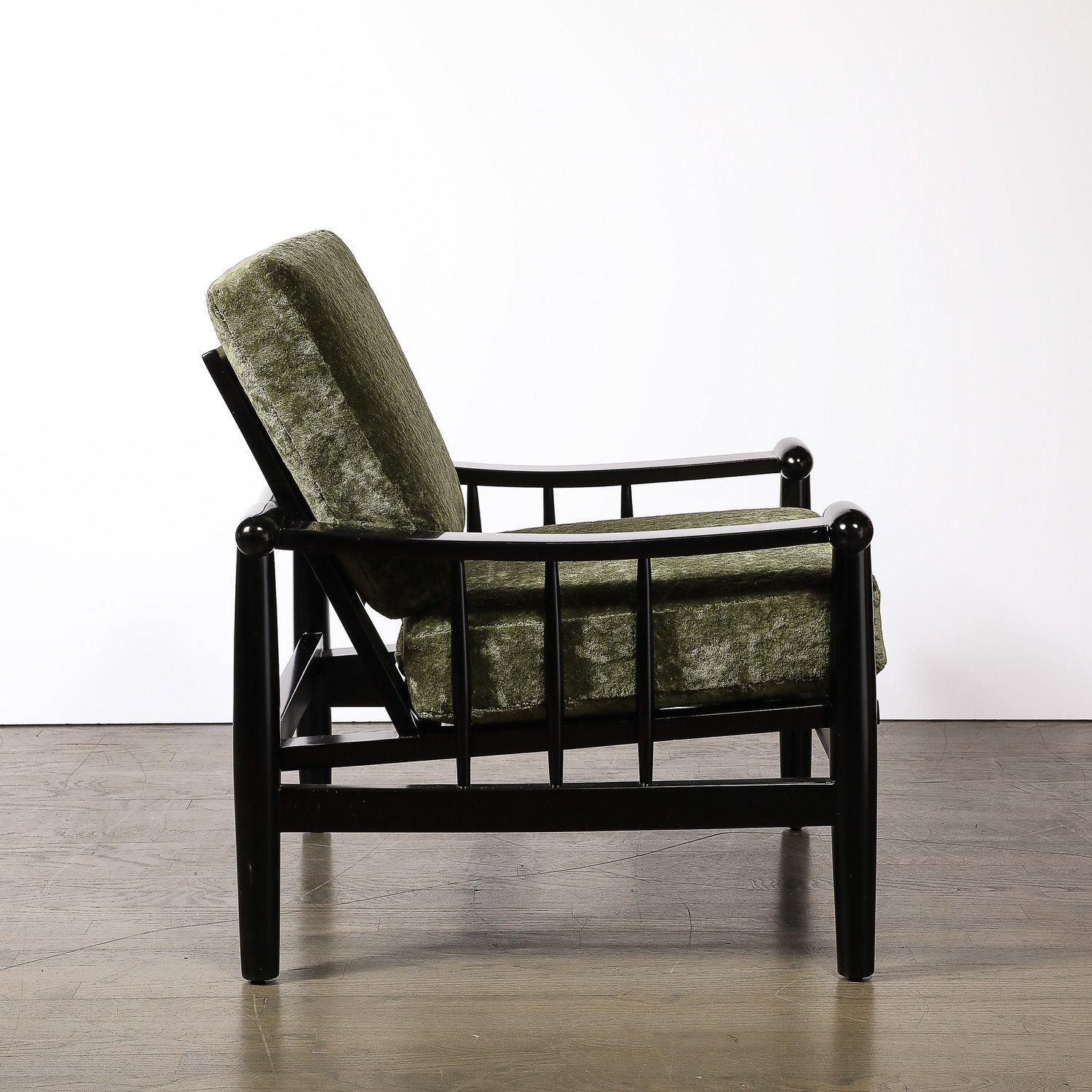 Fauteuil club sculptural du milieu du siècle en noyer ébonisé et tissu vert à pommeau arrondi en vente 3