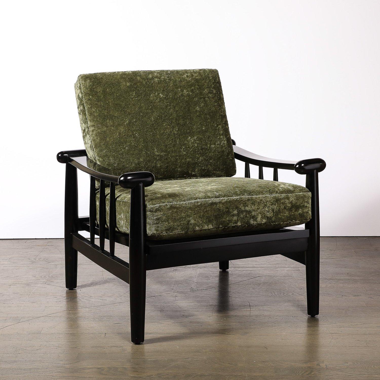 Fauteuil club sculptural du milieu du siècle en noyer ébonisé et tissu vert à pommeau arrondi en vente 5