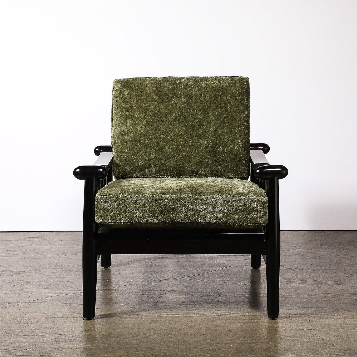 Cette chaise club géométrique sculpturale et audacieuse de style moderne du milieu du siècle, en noyer ébonisé avec pommeaux arrondis et tapisserie Holly HUNT vert mousse, est originaire de France, vers 1950. Dotée d'une structure substantielle en