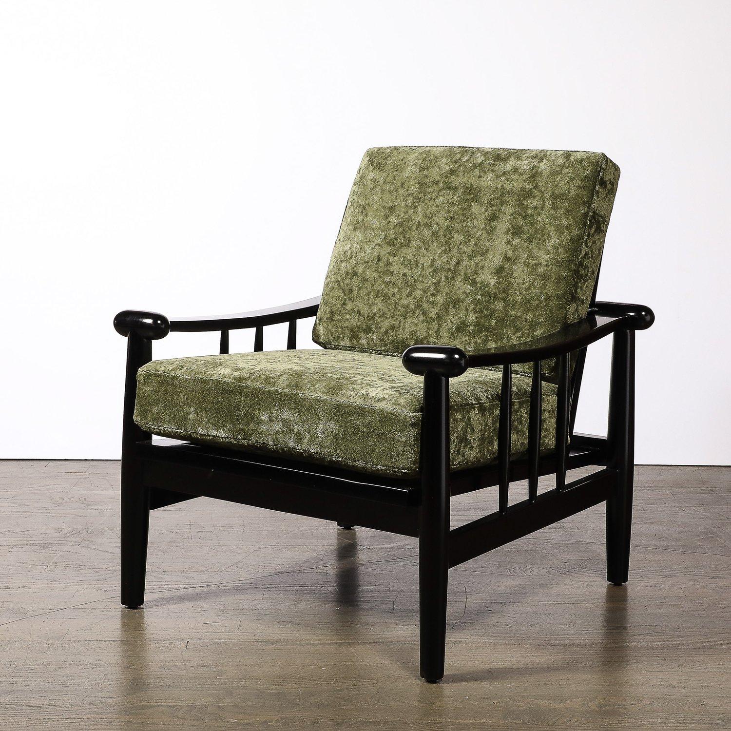 Mid-Century Modern Fauteuil club sculptural du milieu du siècle en noyer ébonisé et tissu vert à pommeau arrondi en vente