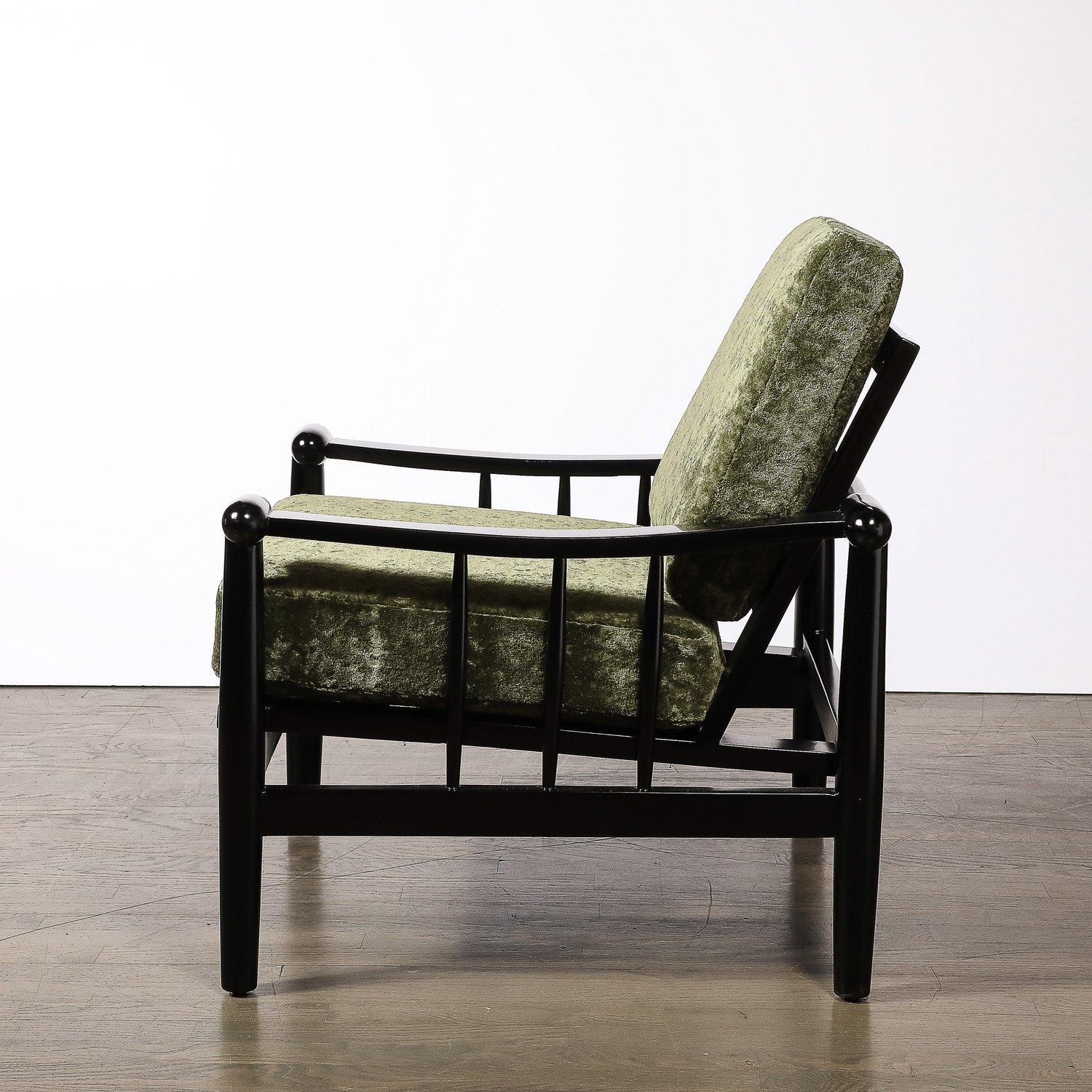 Français Fauteuil club sculptural du milieu du siècle en noyer ébonisé et tissu vert à pommeau arrondi en vente