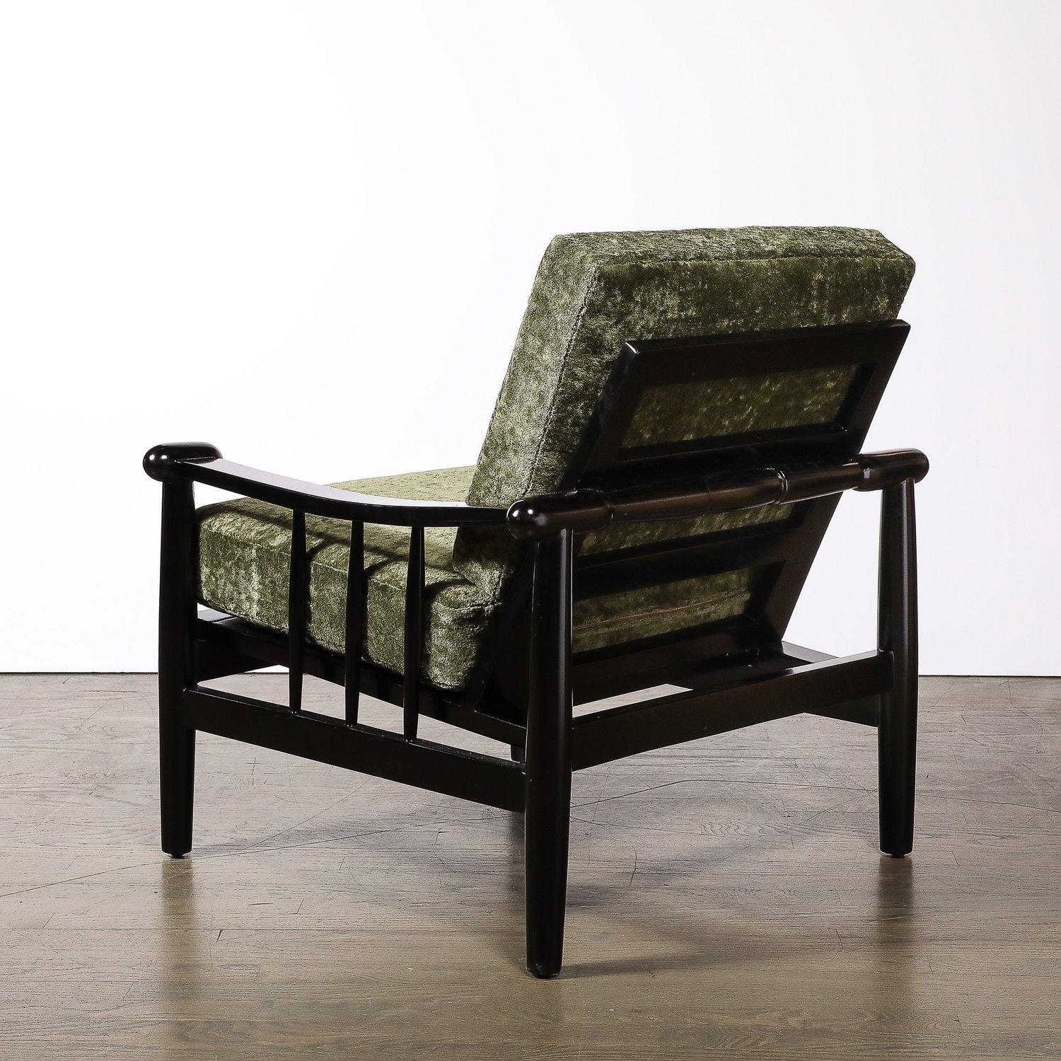 Fauteuil club sculptural du milieu du siècle en noyer ébonisé et tissu vert à pommeau arrondi Excellent état - En vente à New York, NY