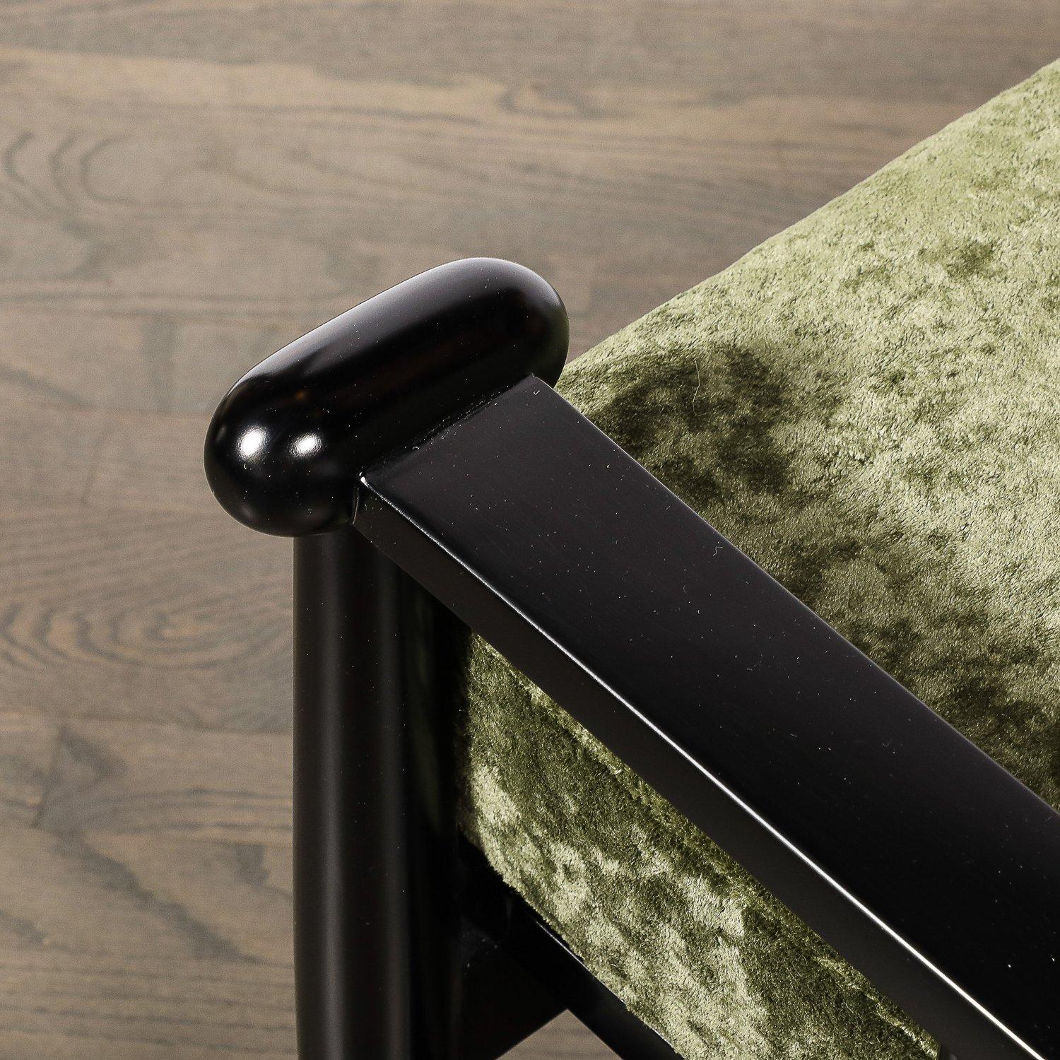 Milieu du XXe siècle Fauteuil club sculptural du milieu du siècle en noyer ébonisé et tissu vert à pommeau arrondi en vente