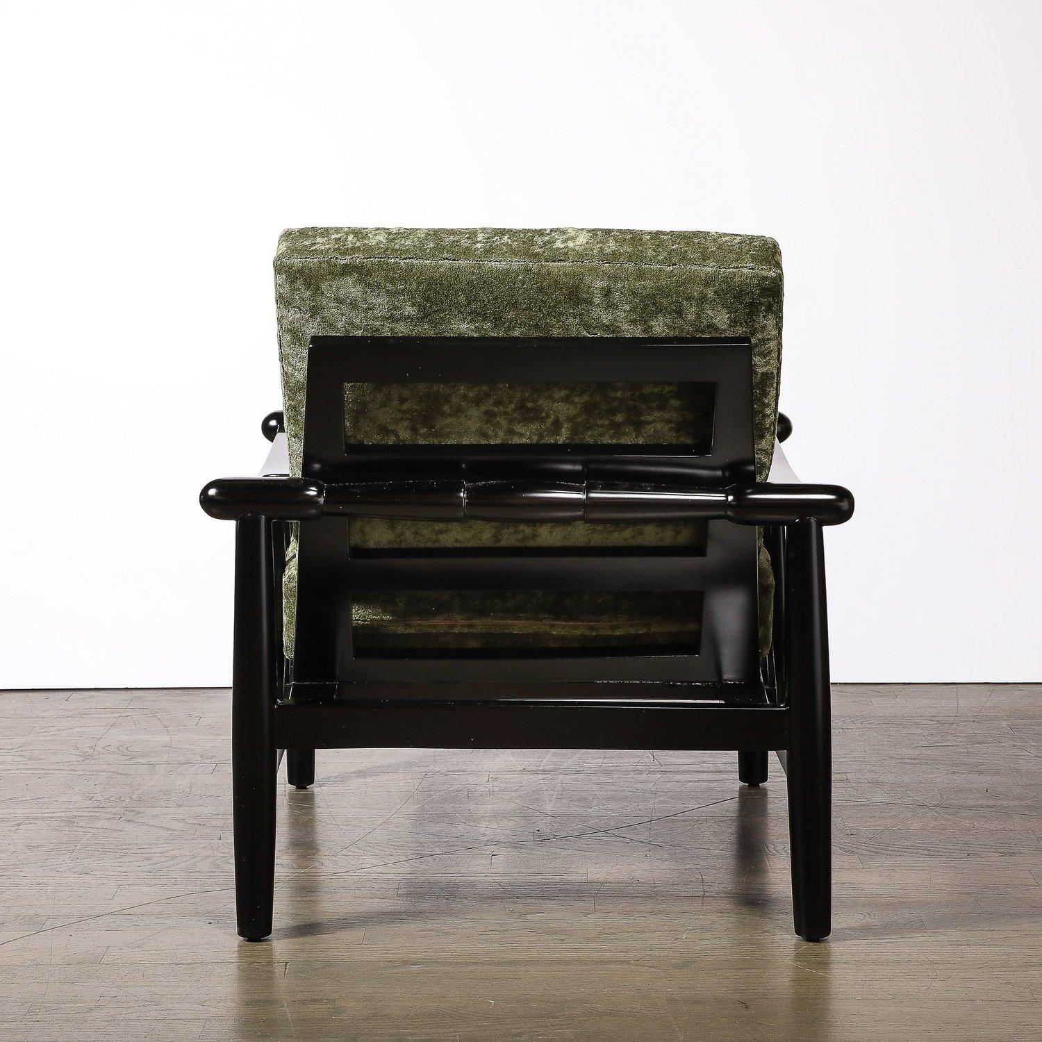 Tissu Fauteuil club sculptural du milieu du siècle en noyer ébonisé et tissu vert à pommeau arrondi en vente