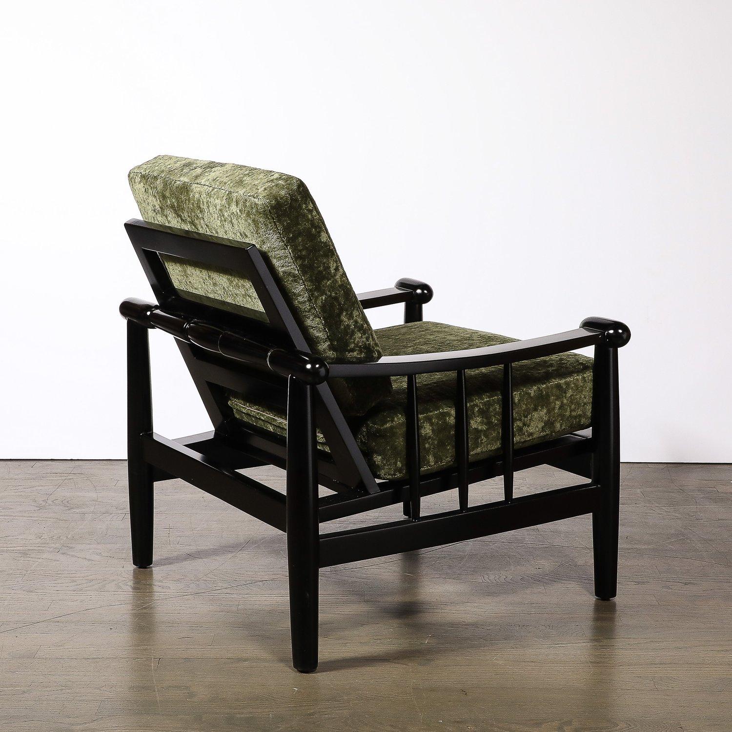 Fauteuil club sculptural du milieu du siècle en noyer ébonisé et tissu vert à pommeau arrondi en vente 1