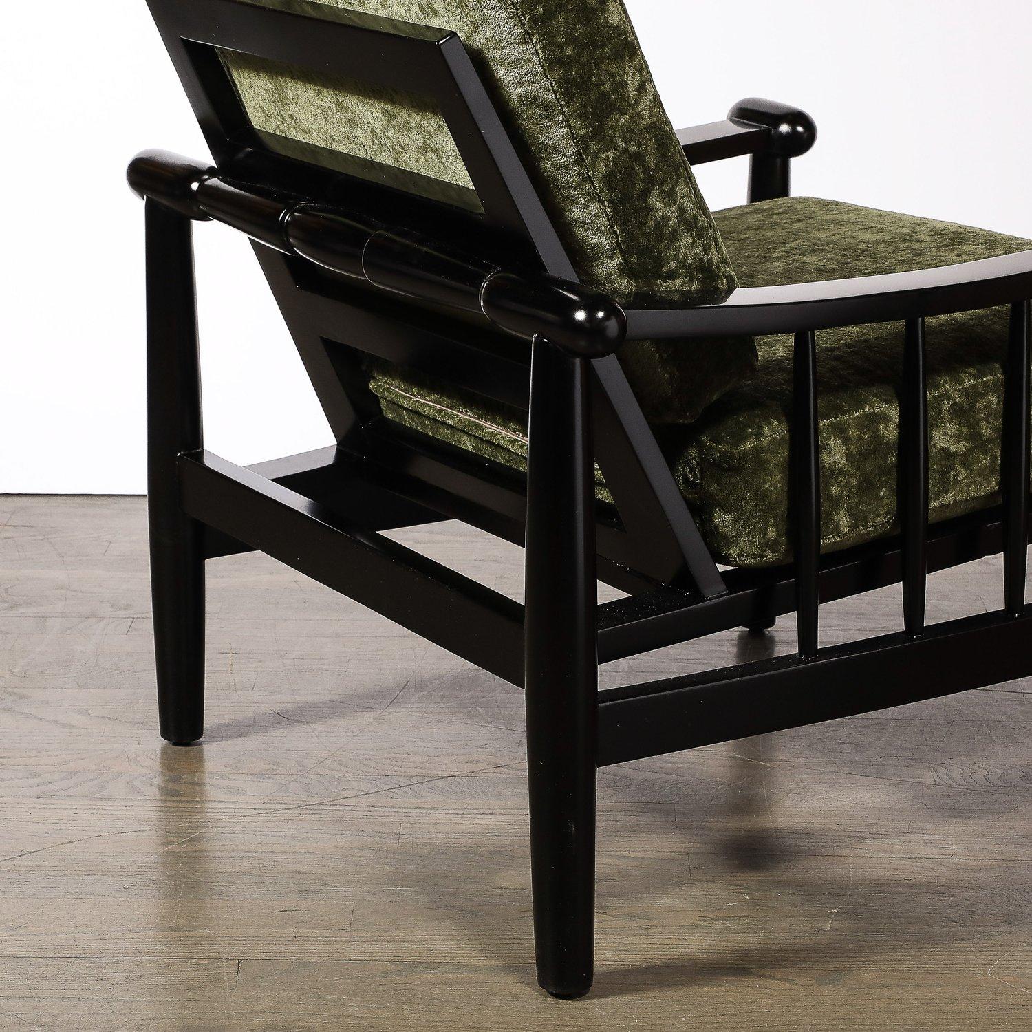 Fauteuil club sculptural du milieu du siècle en noyer ébonisé et tissu vert à pommeau arrondi en vente 2