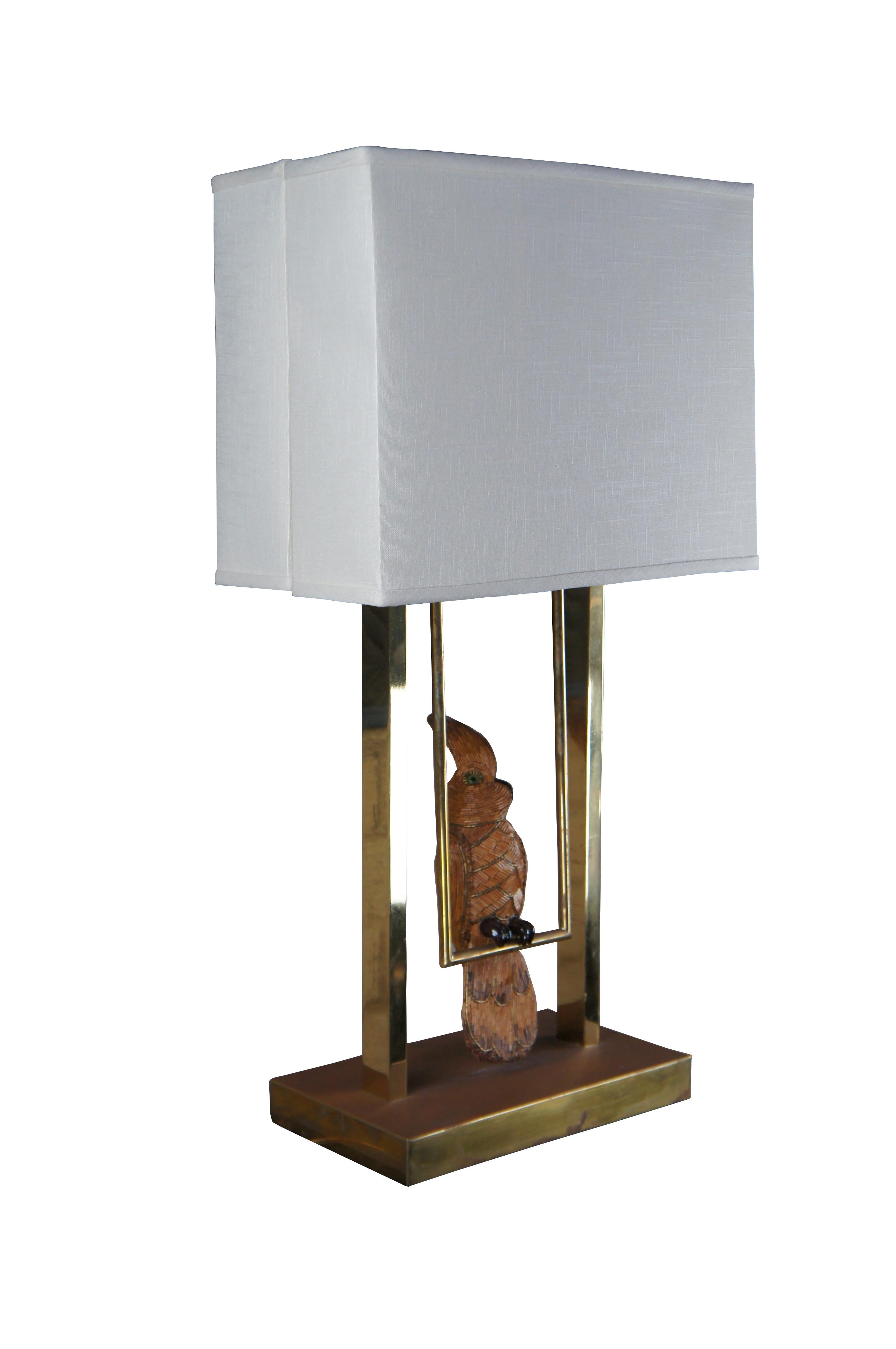 Seltene Mid Century Französisch Cockatoo / Macaw / Papagei Lampe. Der Kakadu ist mit Perlen versehen und auf einer funktionierenden Schaukel montiert. Inklusive Original Mid Century Leinenschirm

Abmessungen:
8