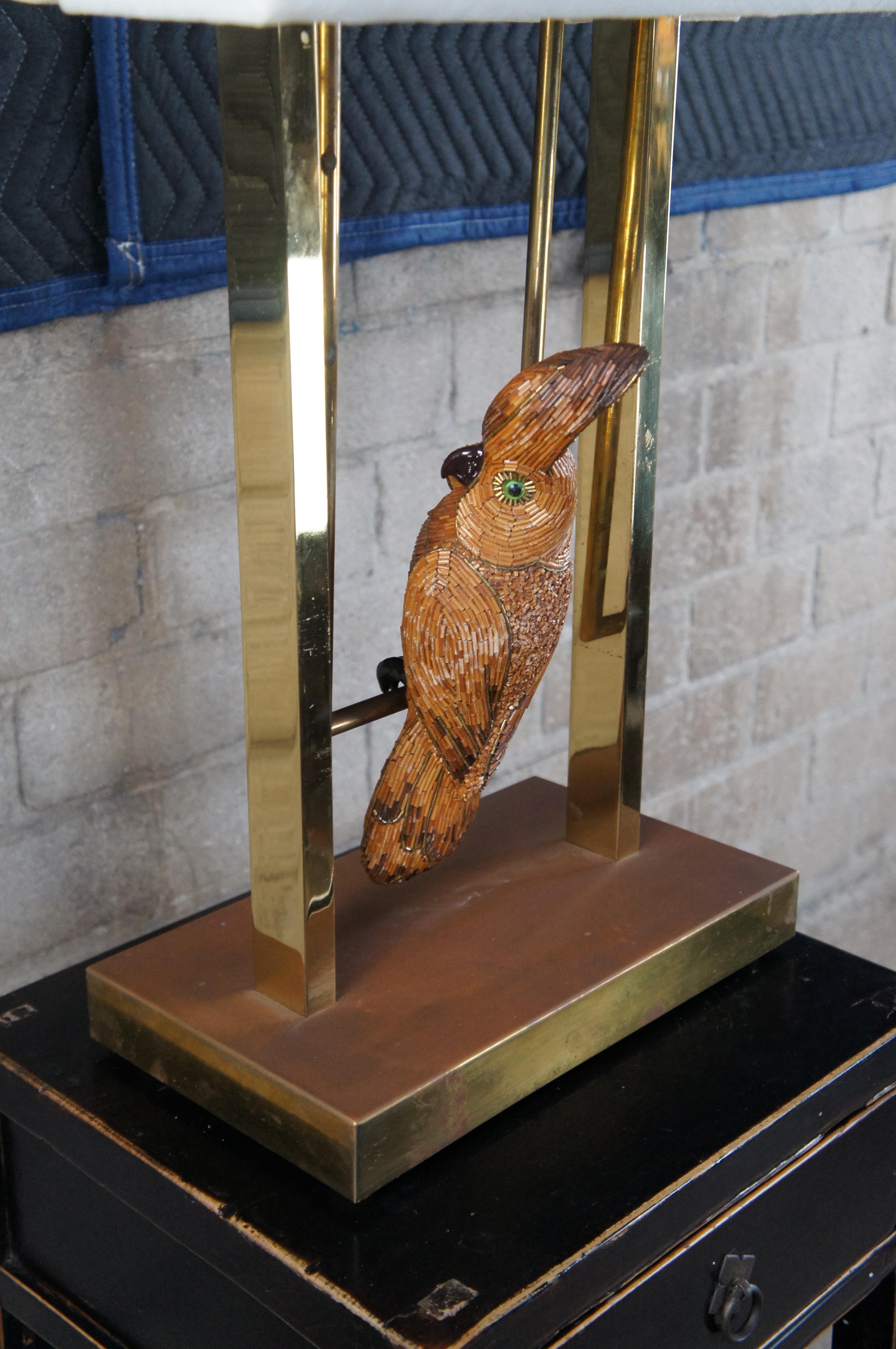Lampe Cockatoo française sculpturale du milieu du siècle dernier Macaw sur abat-jour en lin pivotant MCM 34 po en vente 1