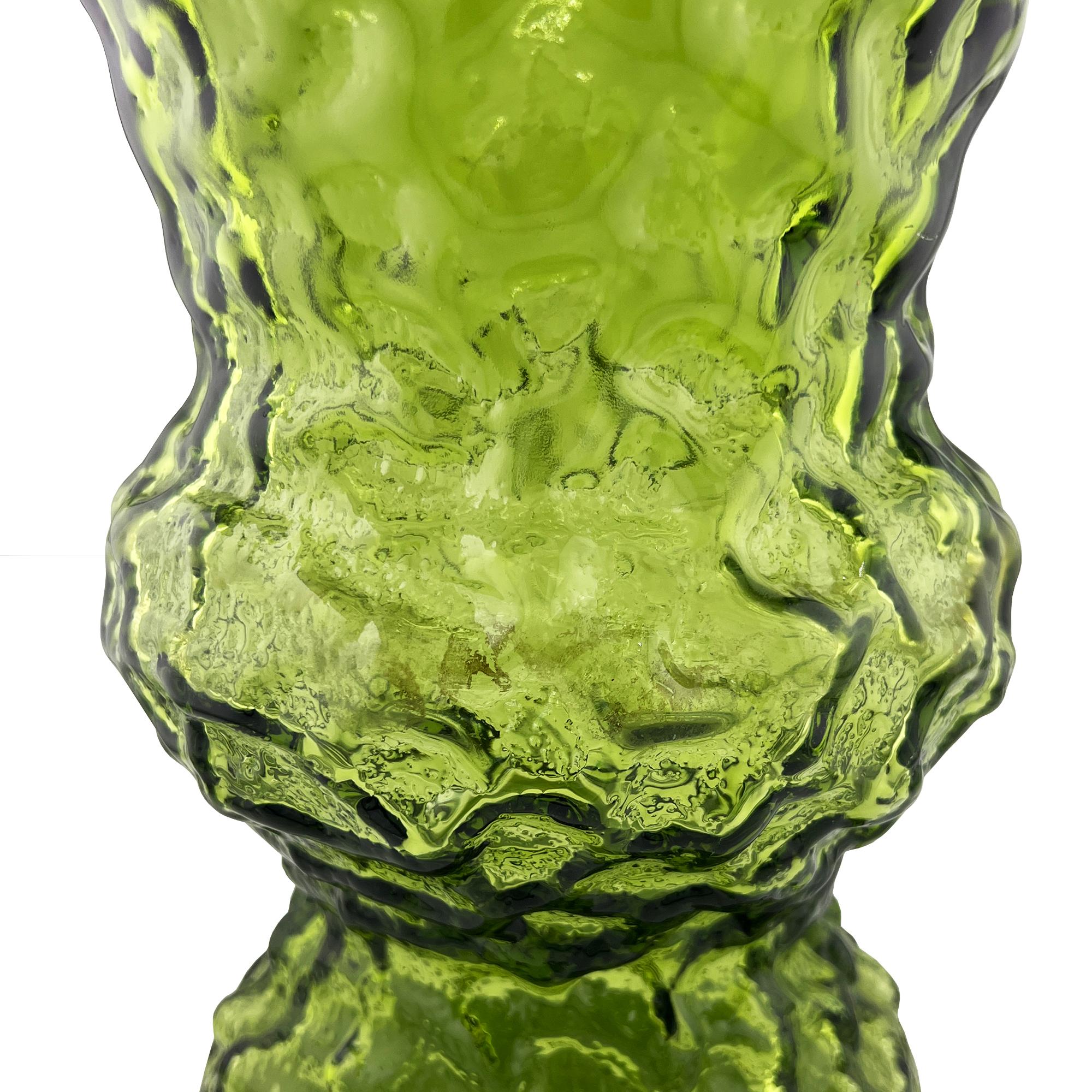 Vaso in vetro verde, vetro artistico di metà secolo, vaso strutturato in stile italiano e decorazioni scultoree in vetro avocado sono alcuni dei termini di ricerca più utilizzati dai collezionisti quando vanno a caccia di pezzi da tavola di spicco e