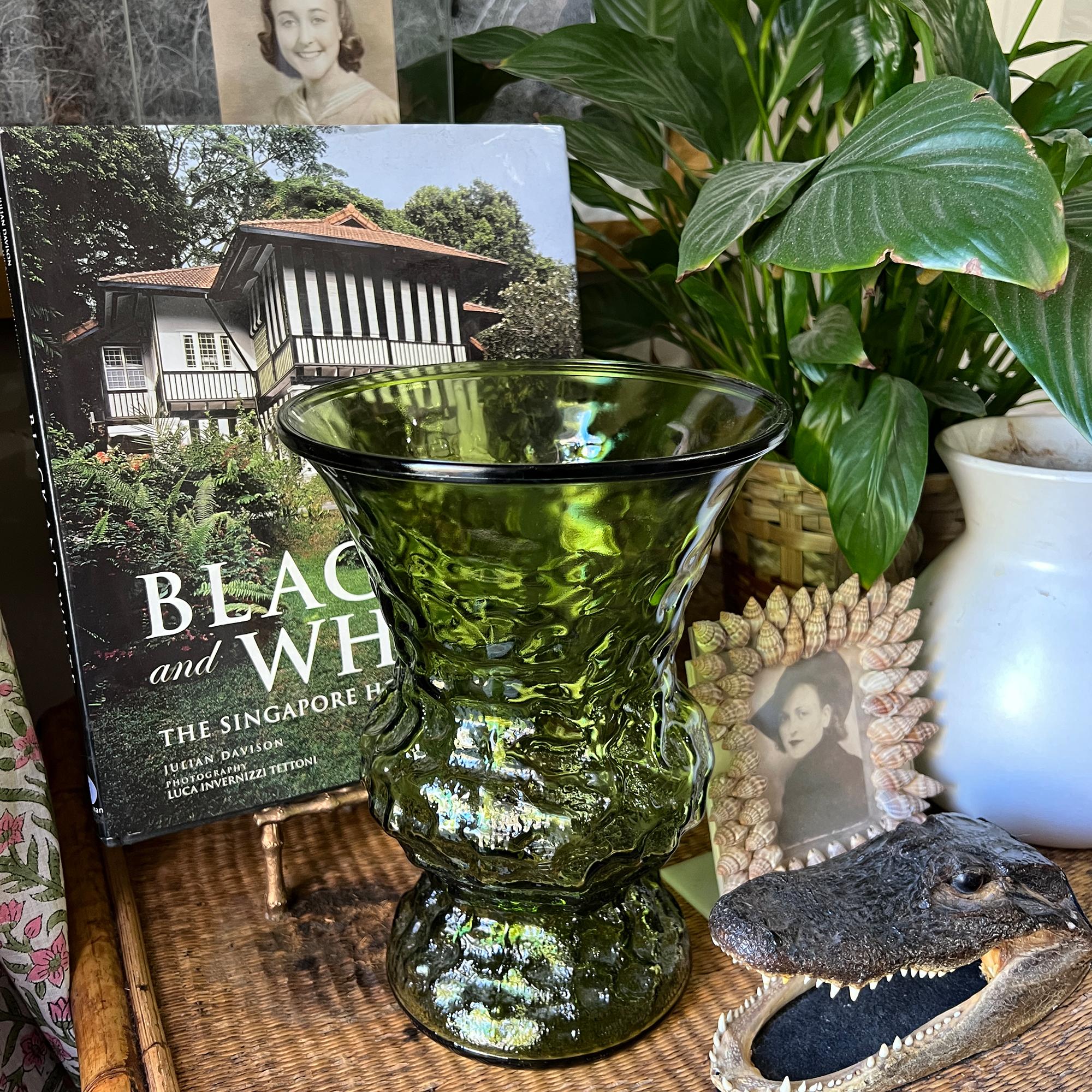 XX secolo Vaso scultoreo in vetro artistico verde di metà secolo - Vaso in vetro avocado testurizzato in vendita