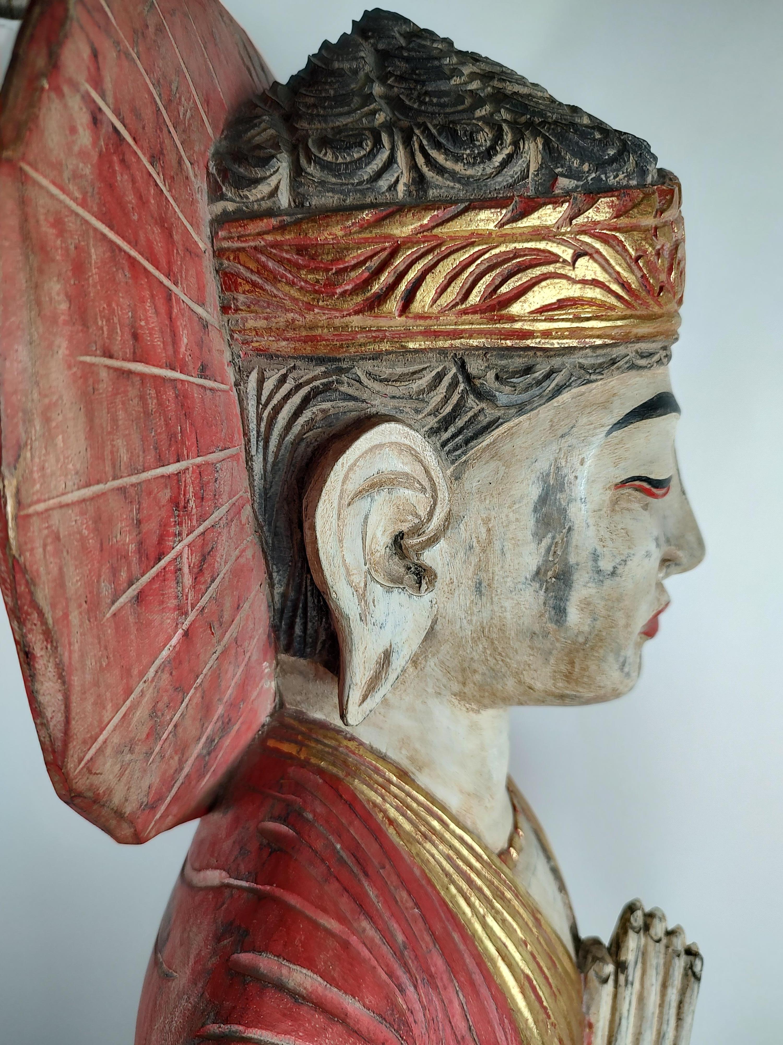 Bouddha sculptural en bois peint et sculpté à la main du milieu du siècle dernier en vente 3