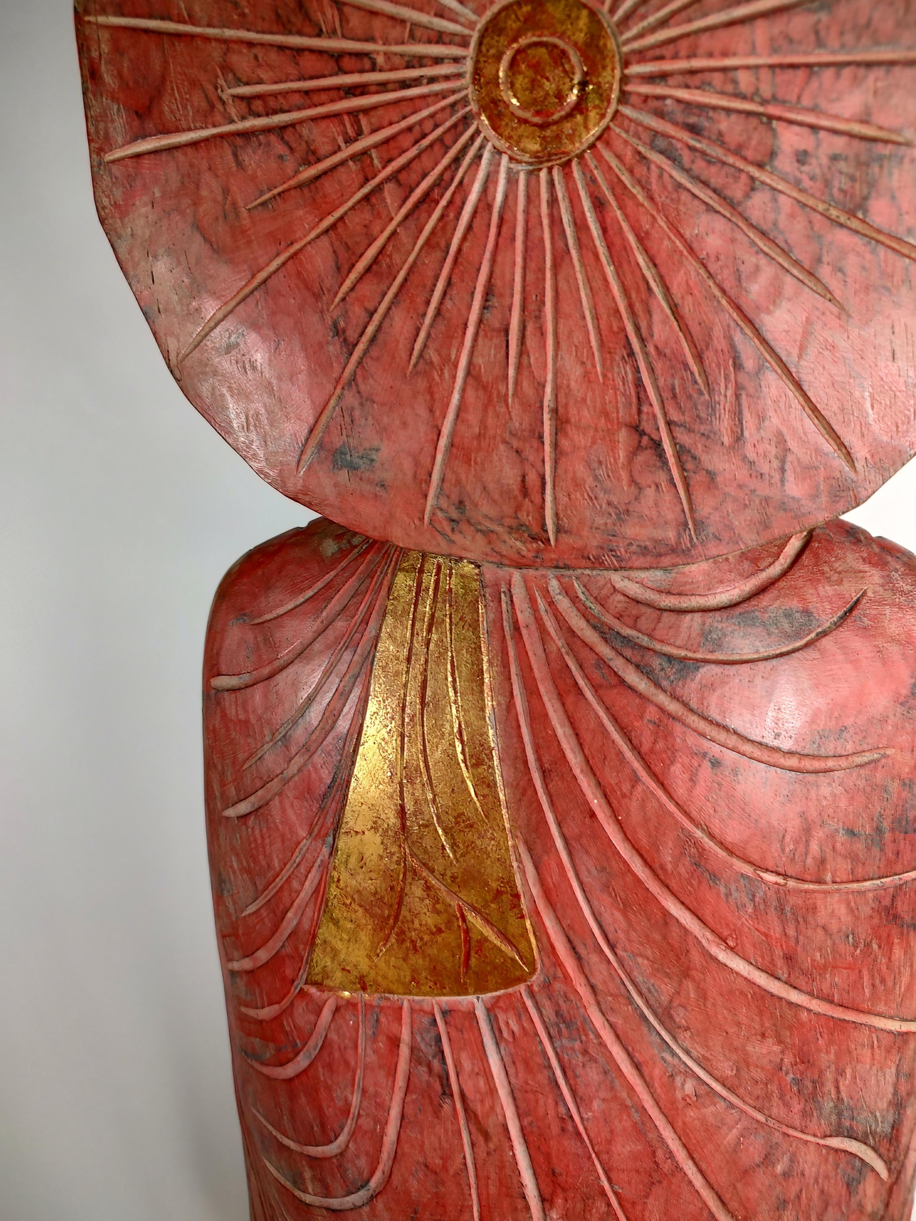 Bouddha sculptural en bois peint et sculpté à la main du milieu du siècle dernier en vente 5