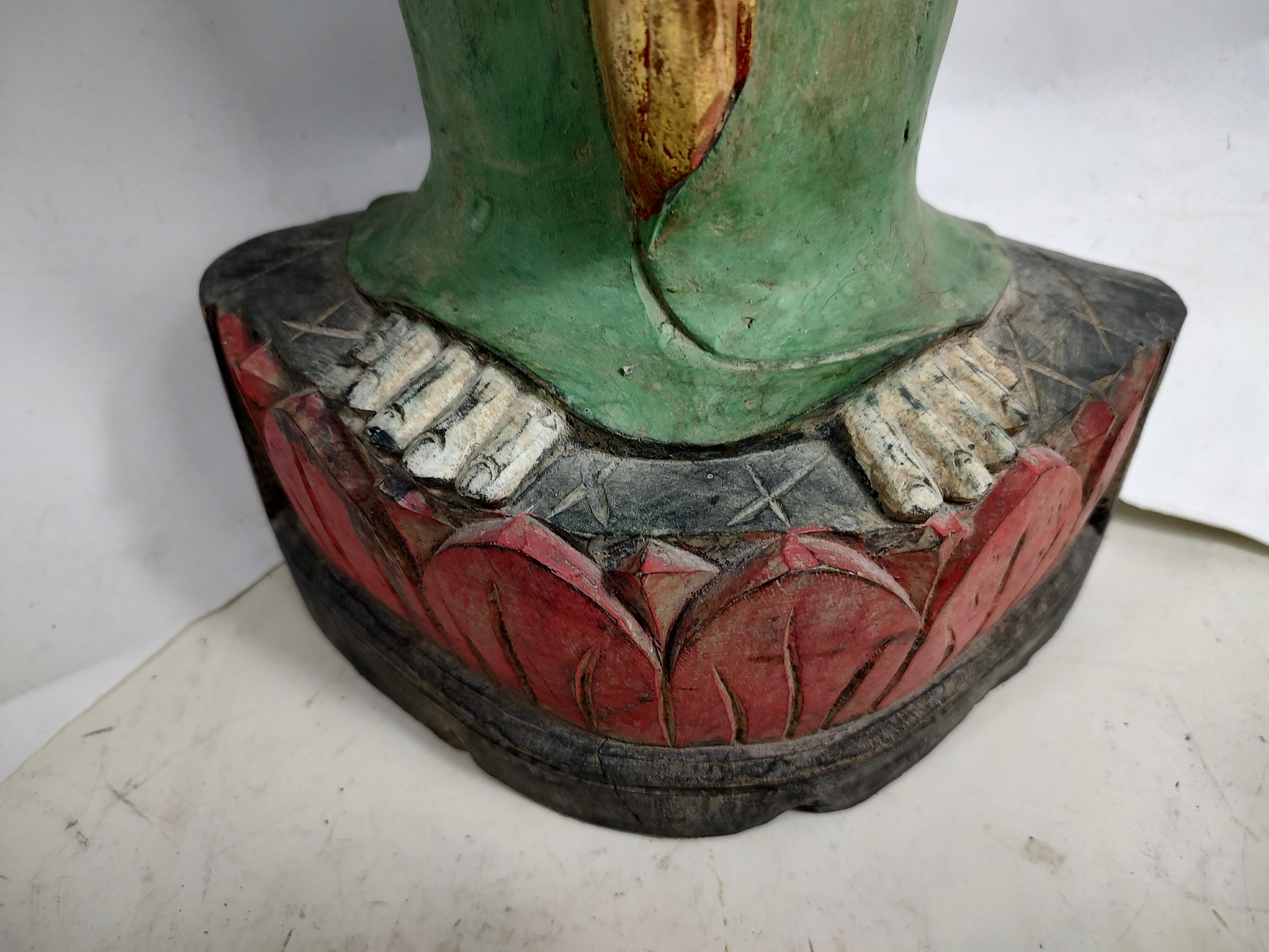 Sculpté à la main Bouddha sculptural en bois peint et sculpté à la main du milieu du siècle dernier en vente