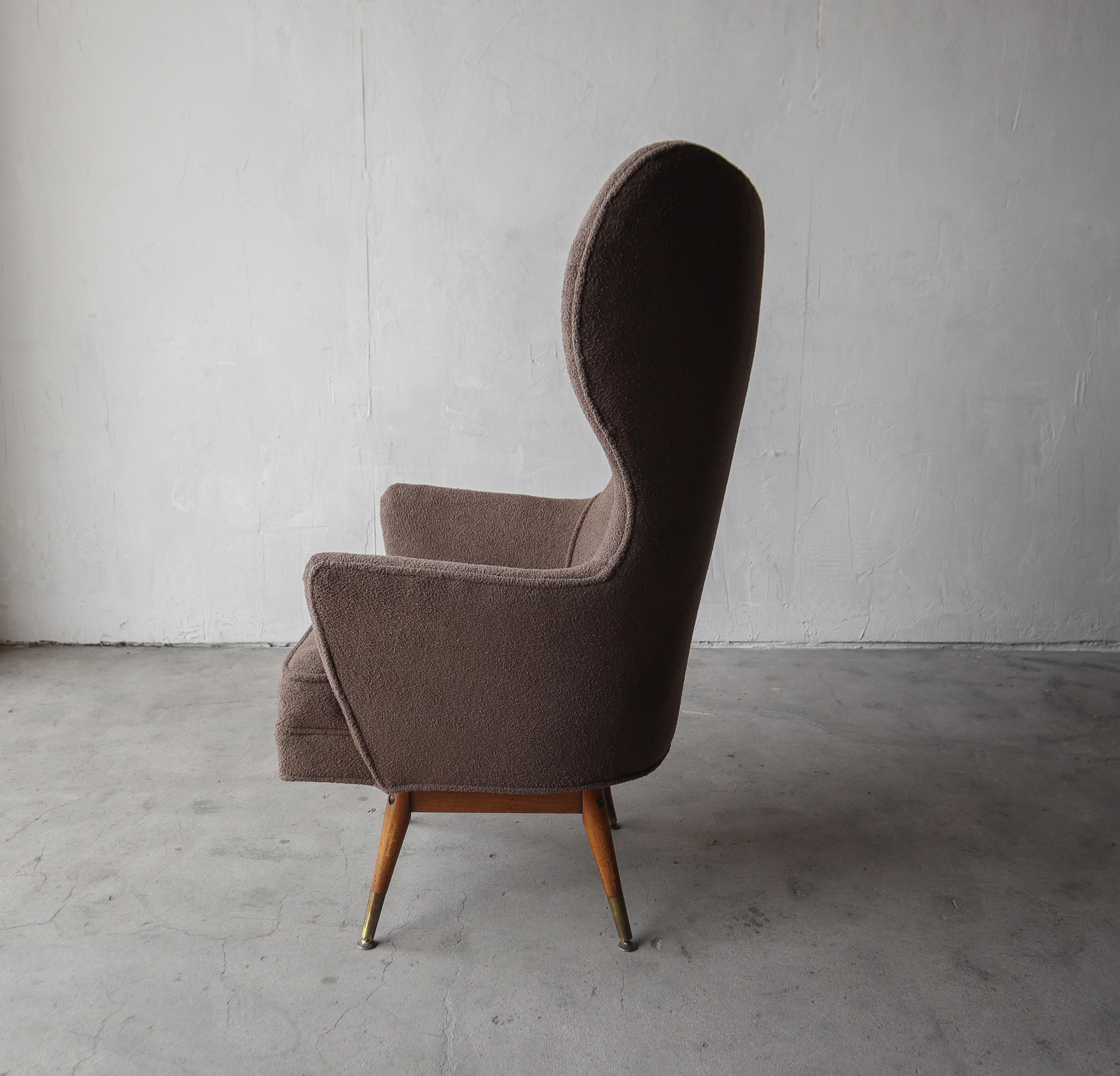 Tissu Chaise pivotante sculpturale à haut dossier du milieu du siècle dernier en vente