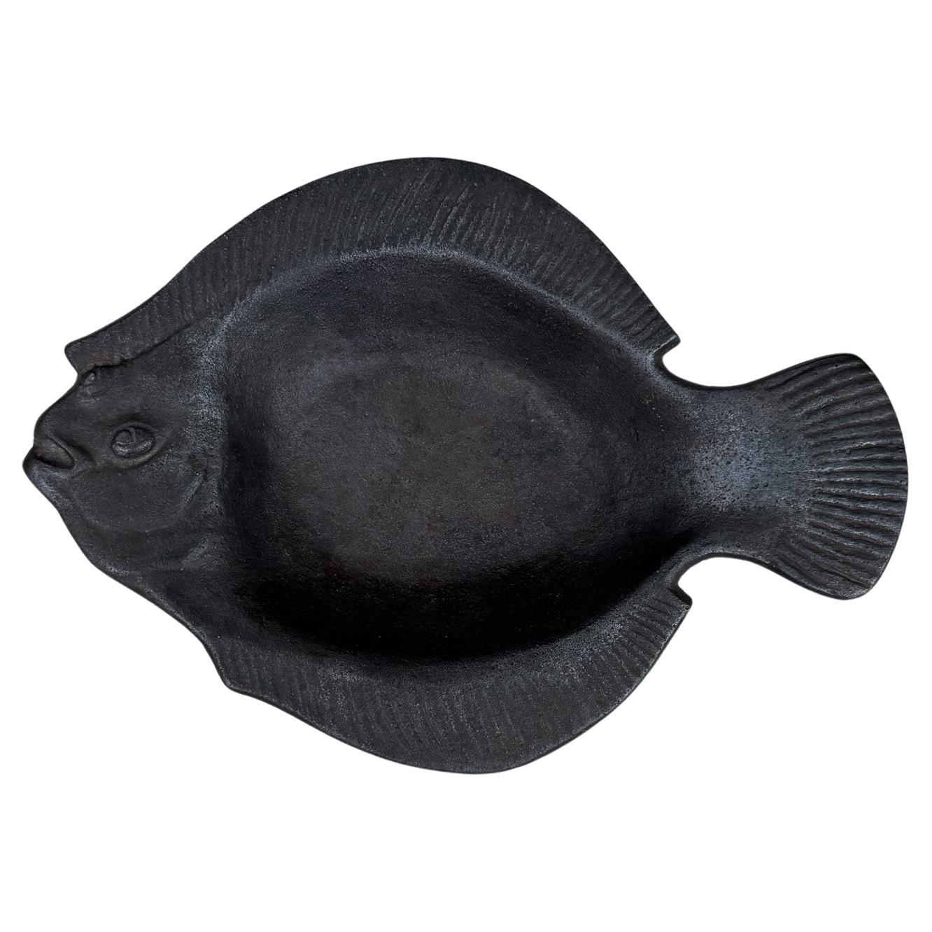 Skulpturale Fischschale aus Eisen aus der Mitte des Jahrhunderts, Japan um 1950