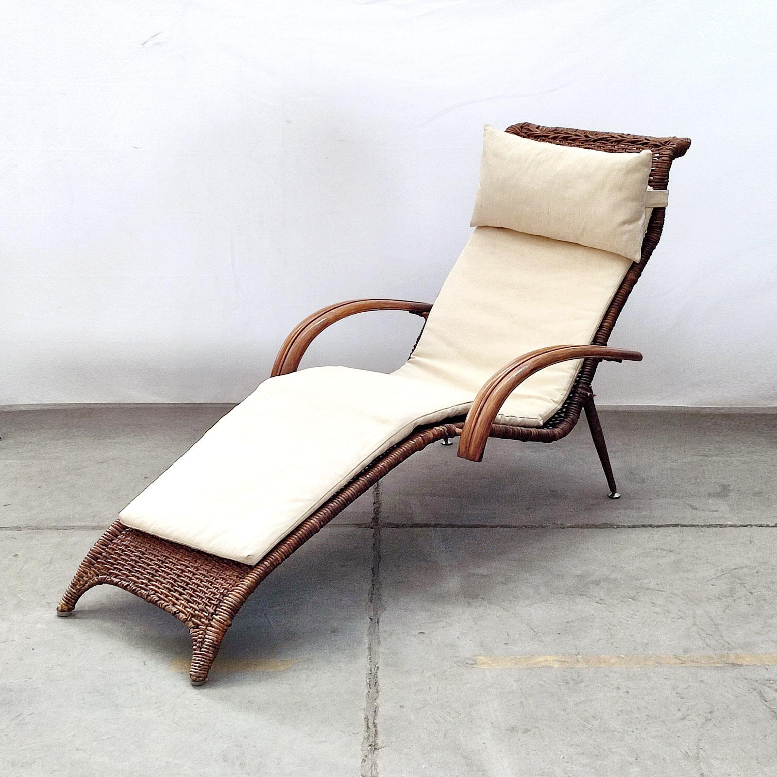 Mid-century sculptural Italian Rattan and bamboo chaise longue lounge chair with mattress and head-rest pillow in off white linen covers.
A beautiful sculptural chaise longue is made of a solid metal frame with woven cane and bamboo arms. It is in