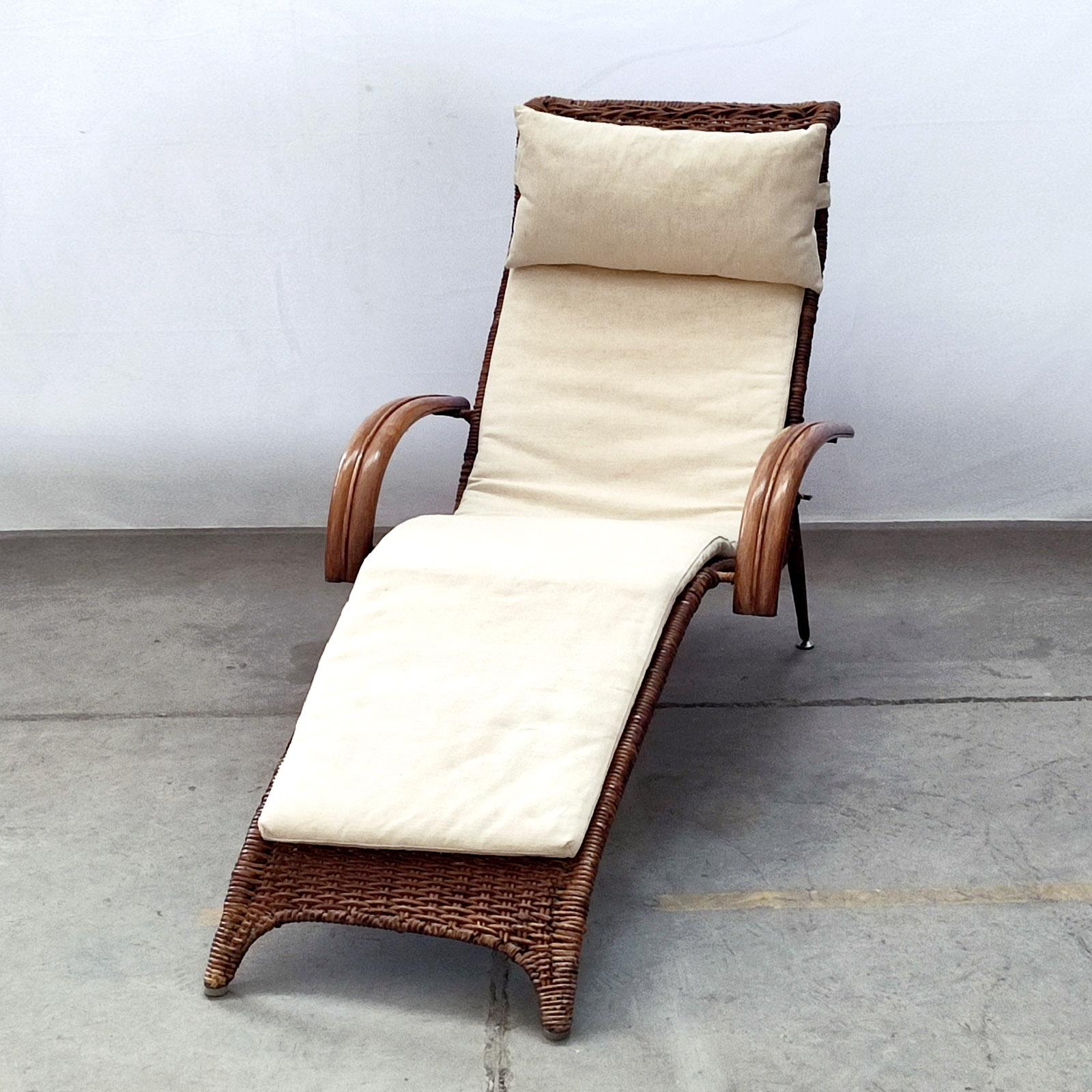 Mid-Century Modern Mid-Century, Sculptural Italian Rattan and Bamboo Chaise Longue Lounge Chair For Sale