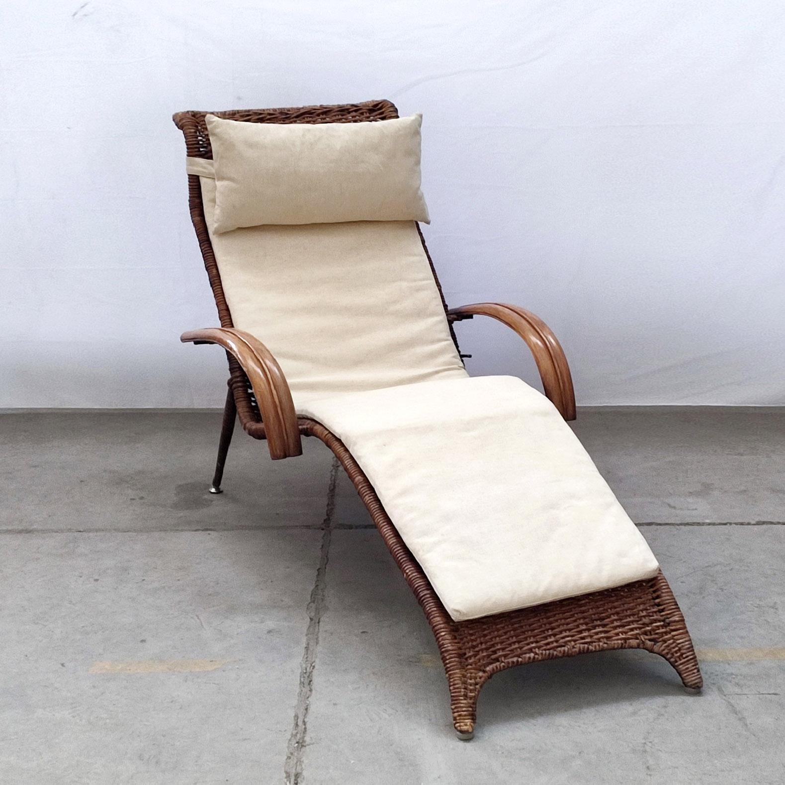 20th Century Mid-Century, Sculptural Italian Rattan and Bamboo Chaise Longue Lounge Chair For Sale