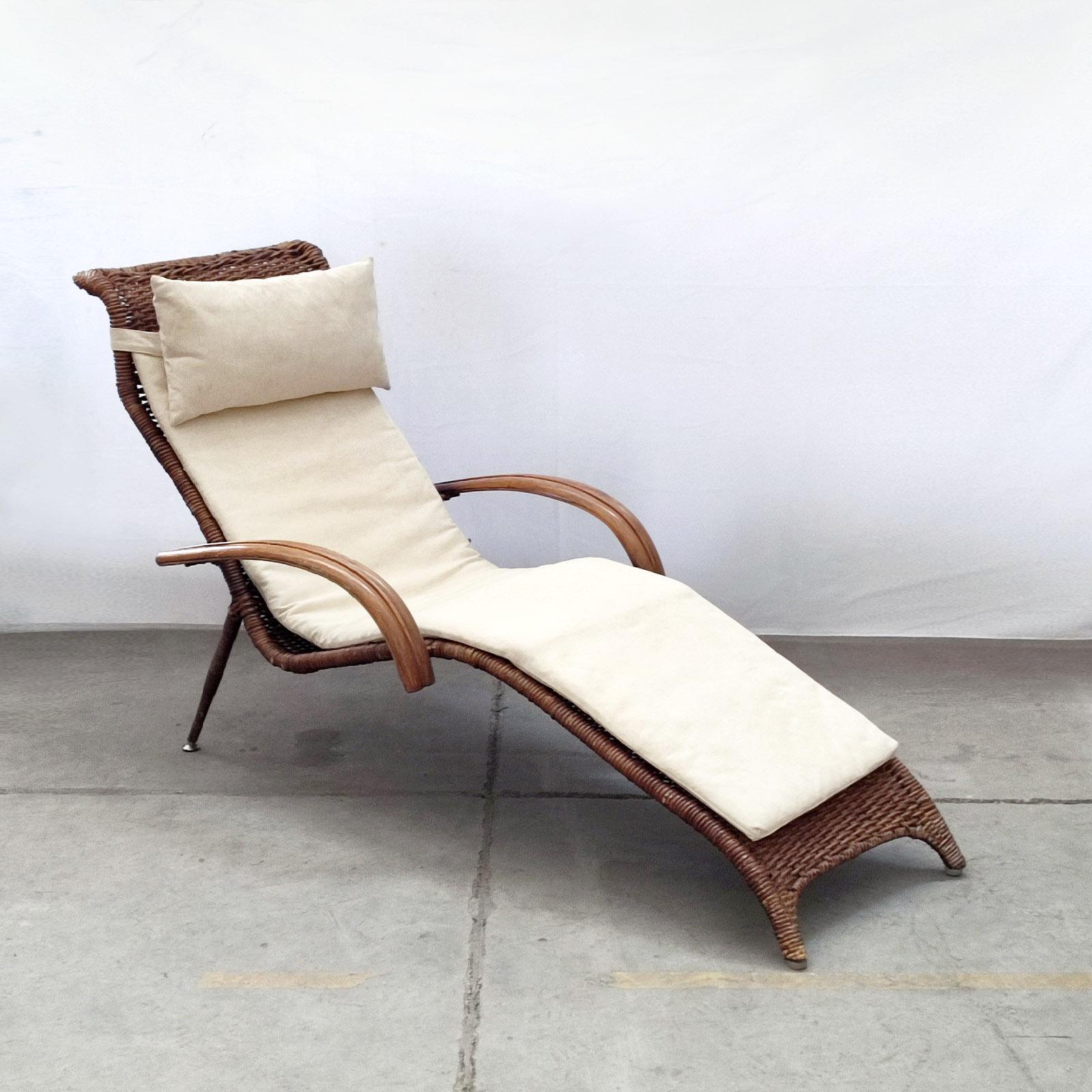 Mid-Century, Sculptural Italian Rattan and Bamboo Chaise Longue Lounge Chair For Sale 1