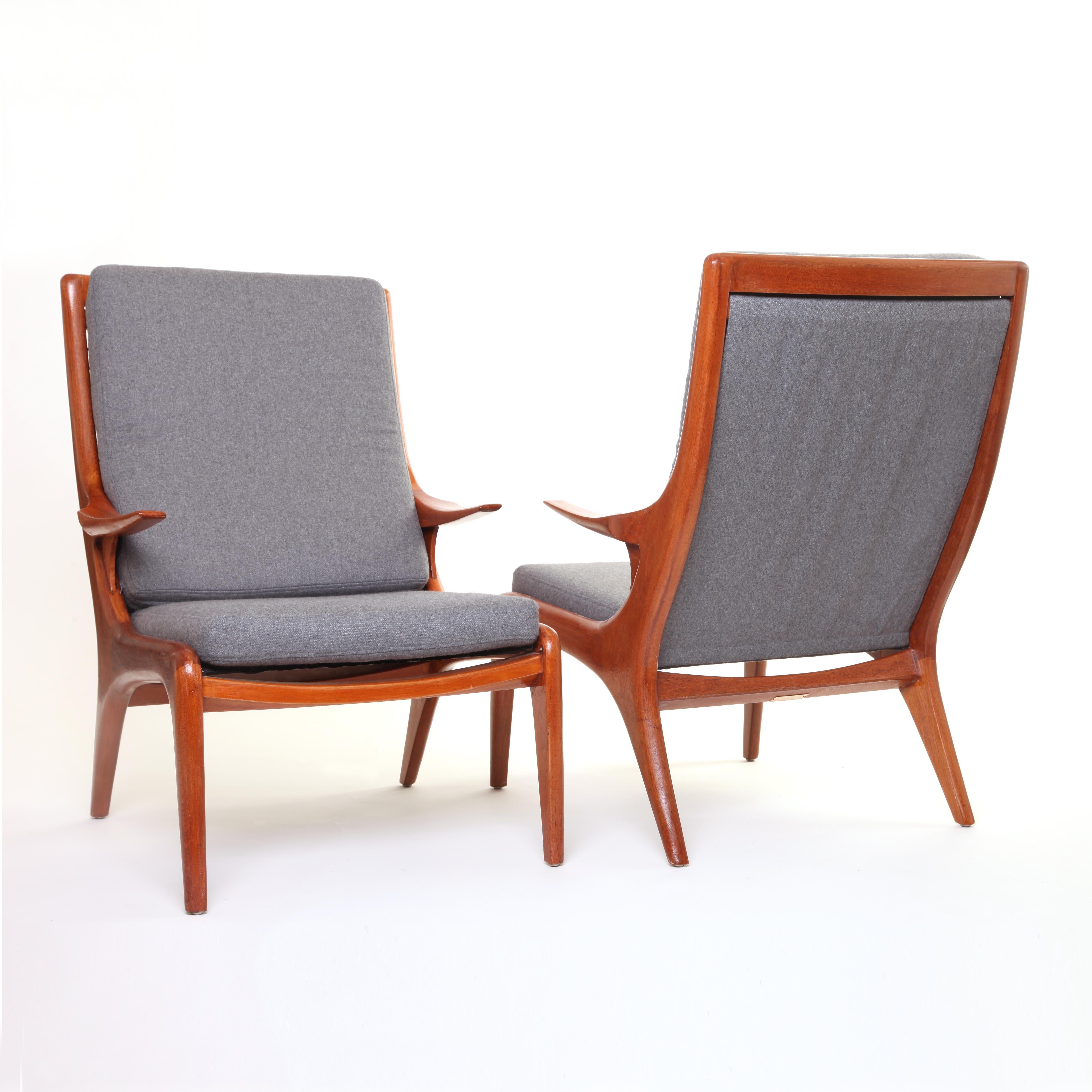 American Mid-Century Modern Sculptural Walnut Lounge Armchairs in the Style of Kagan For Sale