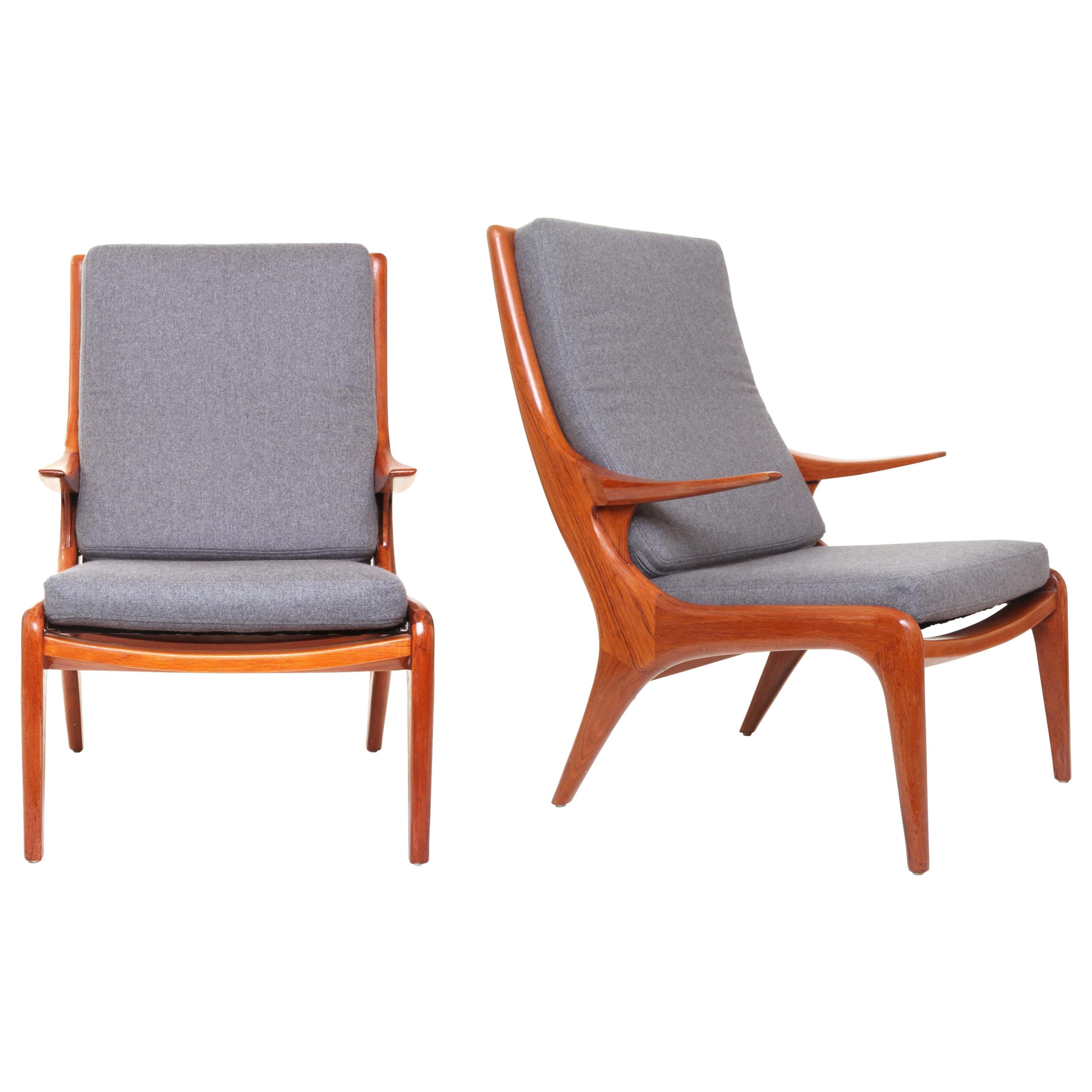 Mid-Century Modern Sculptural Walnut Lounge Armchairs in the Style of Kagan For Sale