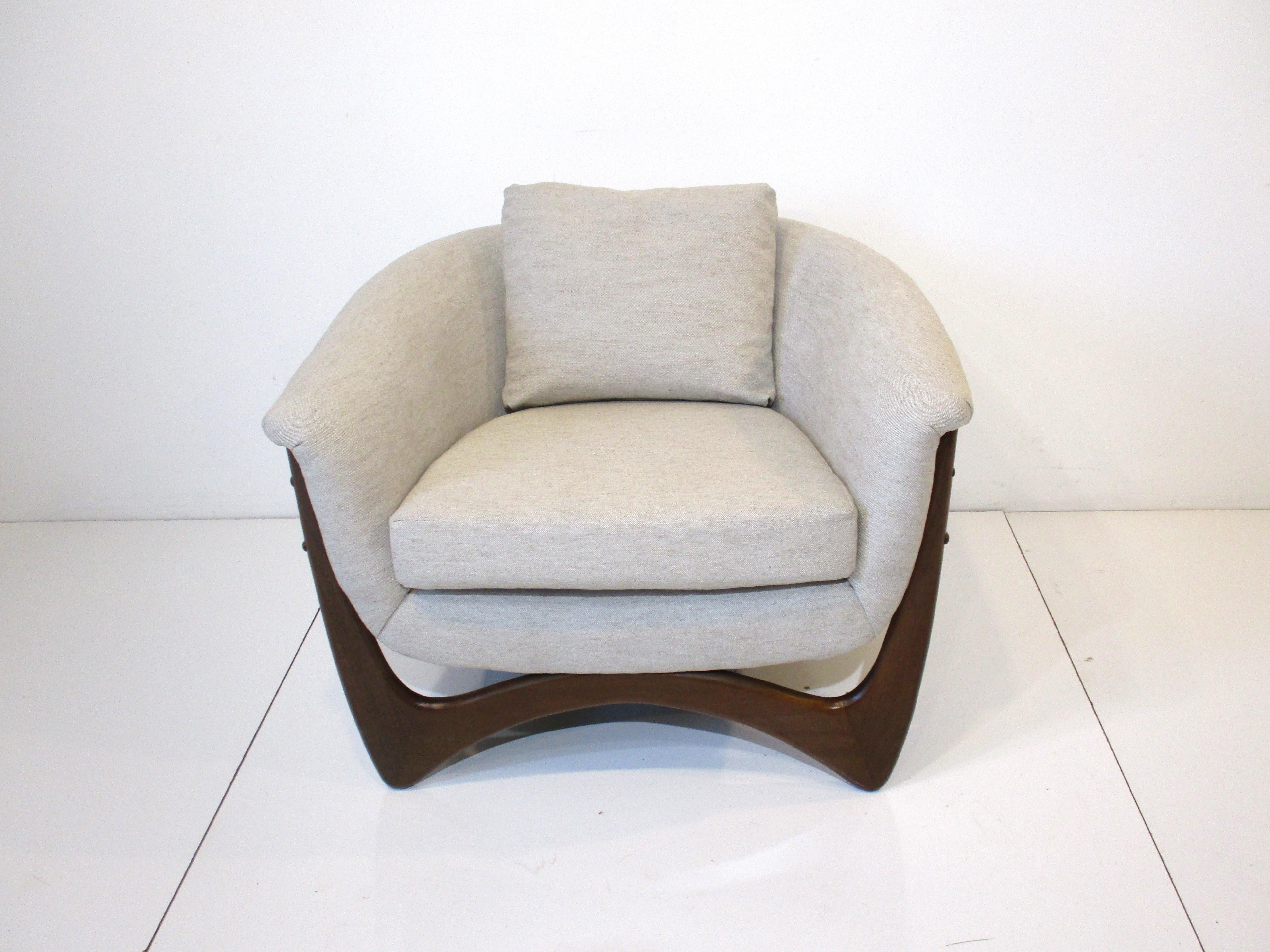 Mid Century Sculptural Lounge Chair in the style of Adrian Pearsall For Sale 3